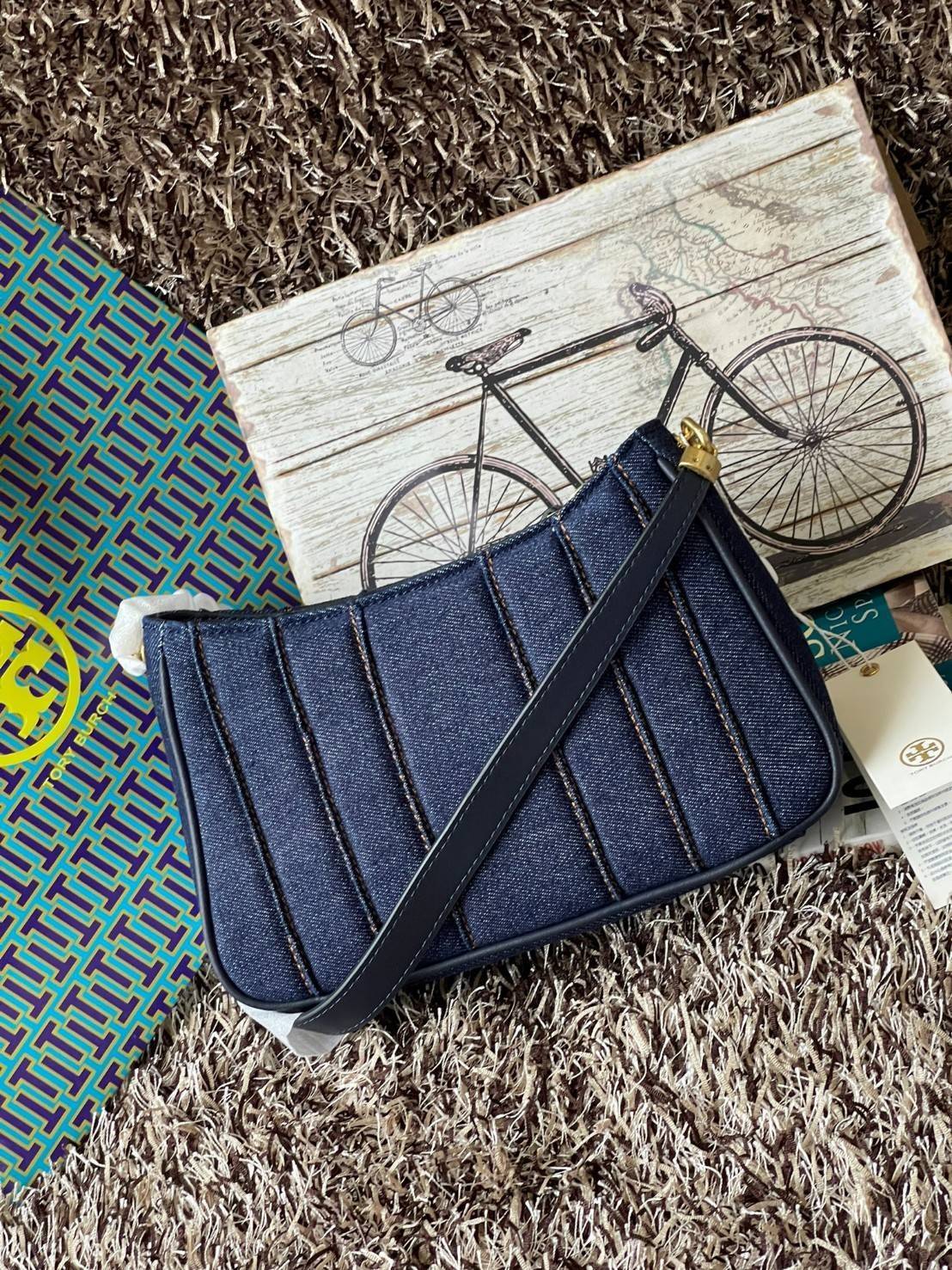 Tory burch Kira logo-plaque crossbody bag กระเป๋า Kira ของ Tory Burch เป็นส่วนหนึ่งของคอลเล็กชั่นที่โดดเด่น และมีหลายรุ่นด้วยกัน โดยมีป้ายโลโก้ Double T ของแบรนด์อยู่ตรงกลาง มีความเรียบง่ายแต่ยังคงความหรูหราโดดเด่นด้วยวัสดุบุผิว ป้ายโลโก้สีทอง สายสะพายโซ่