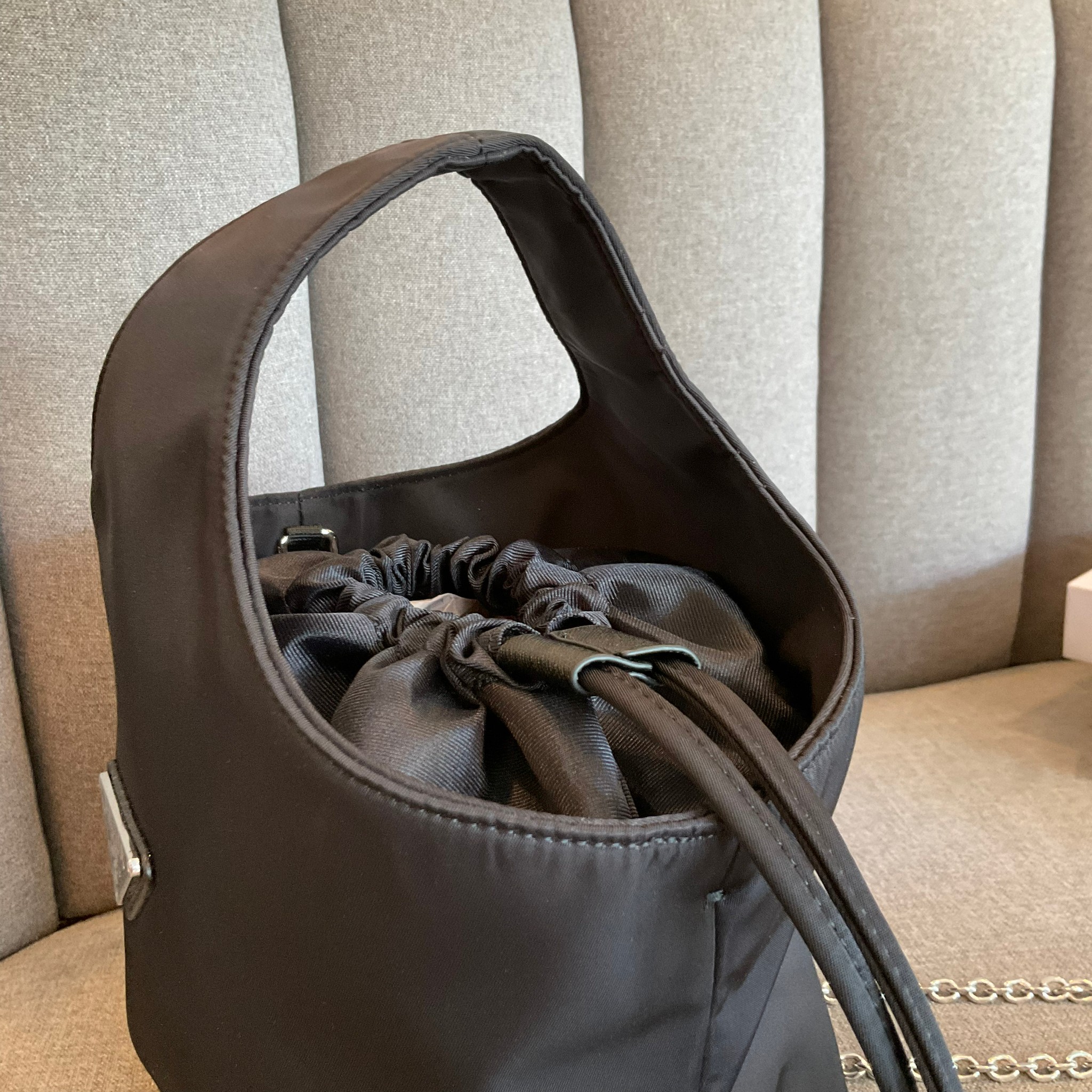 PRADA Tote Bucket Bag 2022 รุ่นใหม่พร้อมส่ง กระเป๋าทรง Handbag & Crossbody แบรนด์ Prada อีกรุ่นที่ขนาดกำลังน่ารัก ตัวกระเป๋าตั้งอยู่ทรงสวย กันน้ำ ด้านหน้าประดับโลโก้ อะไหล่เงิน สวยหรูเว่อร์วัง