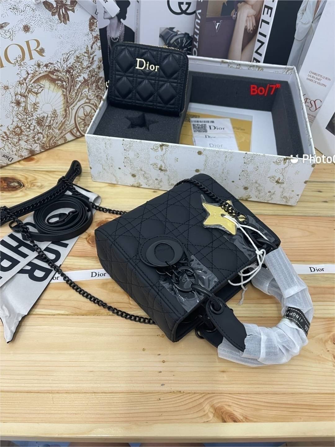 DIOR SET BAG / DIOR CD LADY BAG / CD LIMITED EDITION GIFT BOX WITH GOLD STAR BOUTIQUE SET พร้อมเสิร์ฟครบชุด น่ารักมากค่ะ ดีไซน์เรียบง่าย แต่แฝงไปด้วยความหรูหรา ทรงกล่องคลาสสิค