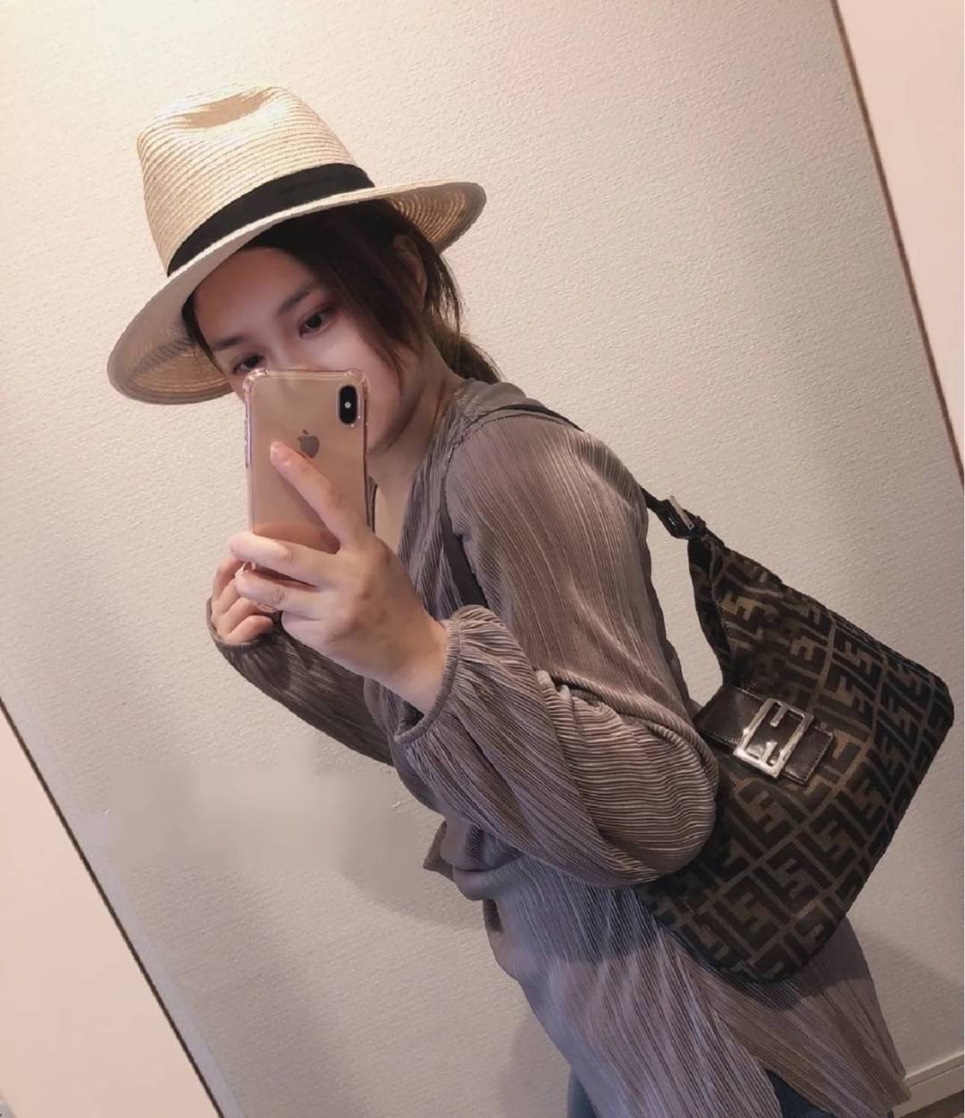 รุ่นใหม่แนะนำ!! FENDI BAGUETTE BROWN FABRIC BAG (GWP) พรีเมี่ยมกิ๊ฟ Limited Edition จาก FENDI วัสดุ CANVAS พิมพ์ลายแบรนด์ เปิดปิดด้วยฝาปิดกระดุมแม่เหล็ก ภายในมีช่องใส่ของแยกสองช่องใหญ่ พร้อมช่องซิปอีกช่อง สามารถใส่กระเป๋าสตางค์ยาว iphone เงิน ของจุกจิกได้