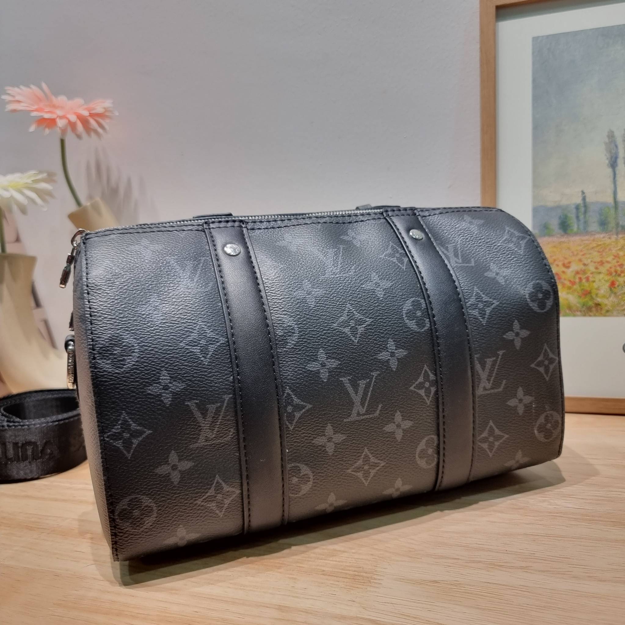 LV CITY KEEPALL Monogram Eclipse Bag กระเป๋าสะพายทรงหมอนสุดคลาสสิค ด้วยดีเทลความเป็นเอกลักษณ์ เรียบหรูด้วยความโดดเด่นจากลวดลายโมโนแกรม ขนาดกำลังดี