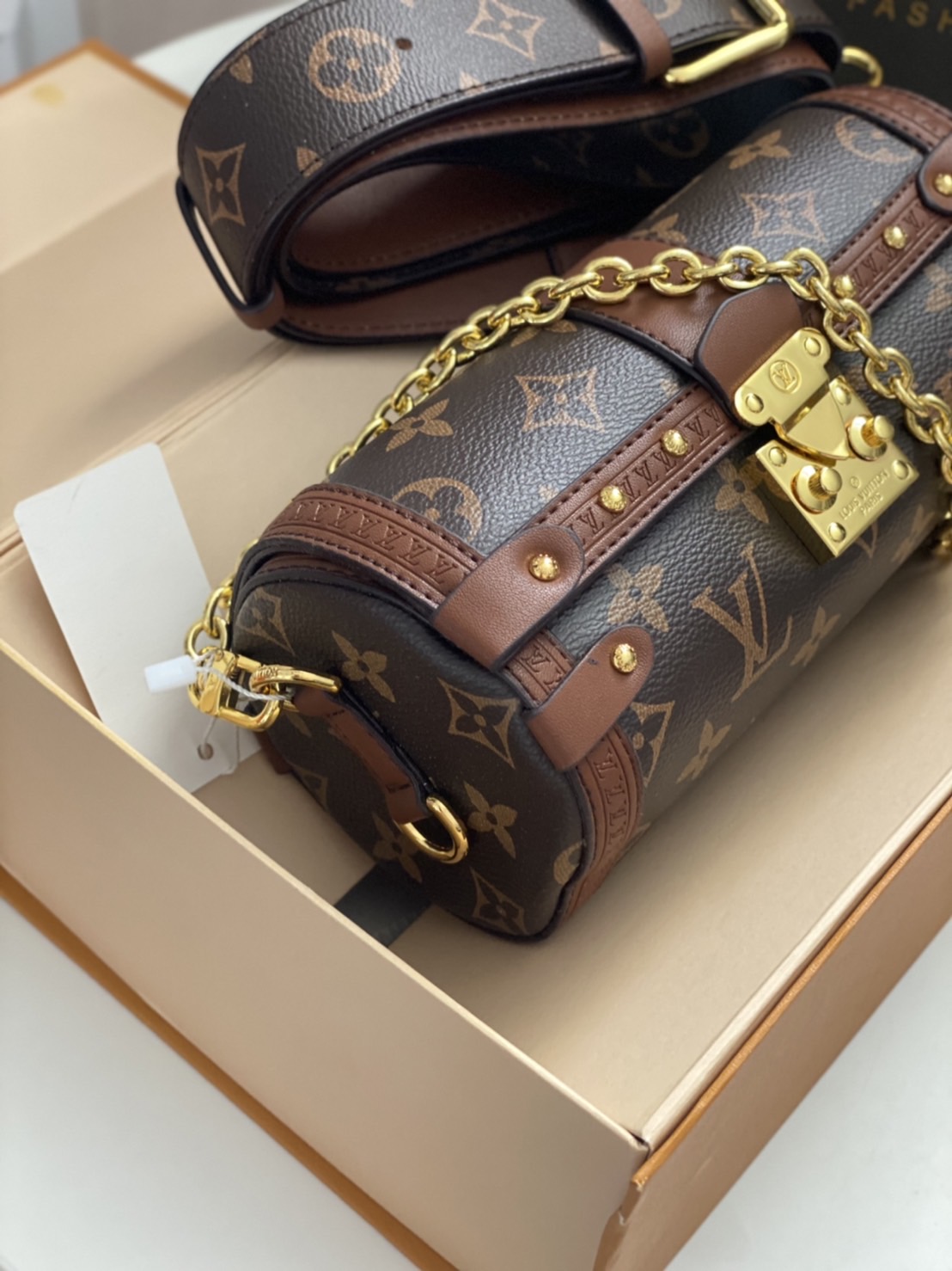 LV Papillon Trunk Monogram Canvas - Handbags เกรดออริจินอล ใช้งานต่างประเทศได้ พร้อมส่งที่ไทย กระเป๋าทรงสวย ดีไซน์หรู มีสายมาให้ 2 เส้น สายโซ่และสายหนังสปอร์ตเส้นใหญ่ วัสดุหนังแคนวาสอย่างดี ใบจริงสวยสุดคุ้ม