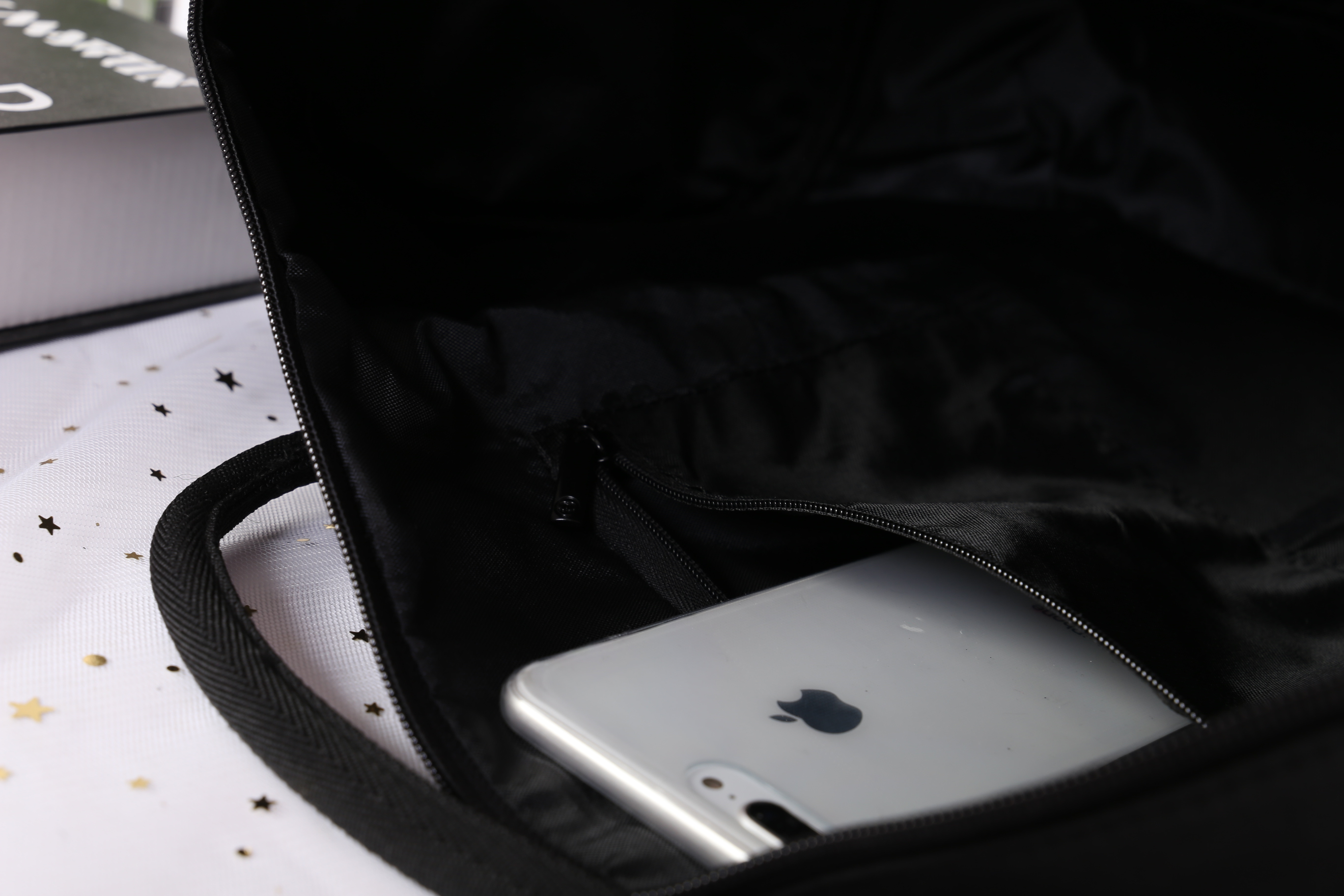 Best Seller ♡♡💃💃 กับทรง travel & fitness bag กับ Chanel VIP Gift Bag Travel Bag Gym Duffel Weekend จากงานพรีเมี่ยมกิ้ฟแบรนด์หรูอย่าง Chanel ของแท้100% ตัวกระเป๋าเป็นผ้า Oxford หนาอย่างดี **ปักโลโก้แบรนด์ดำสุดคลาสสิค เปิดปิดด้