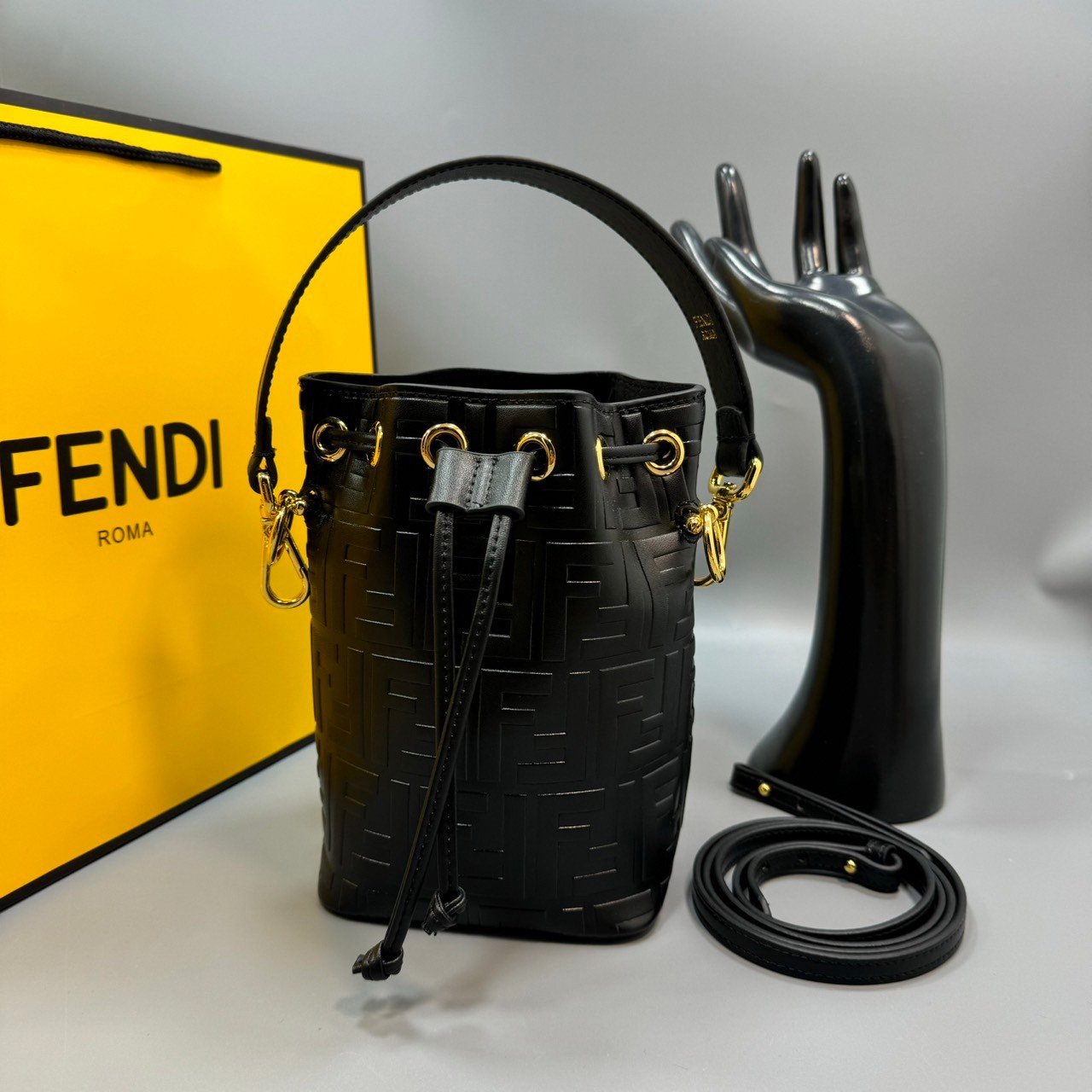 พร้อมส่ง 3 สี FENDI Mon Tresor Black leather mini-bag / FENDI Bucket Bag กระเป๋าสะพายทรงบัคเก็ตงานหนังเต็มใบ ไซส์มินิ เกรดออริ สลับแท้ 1:1