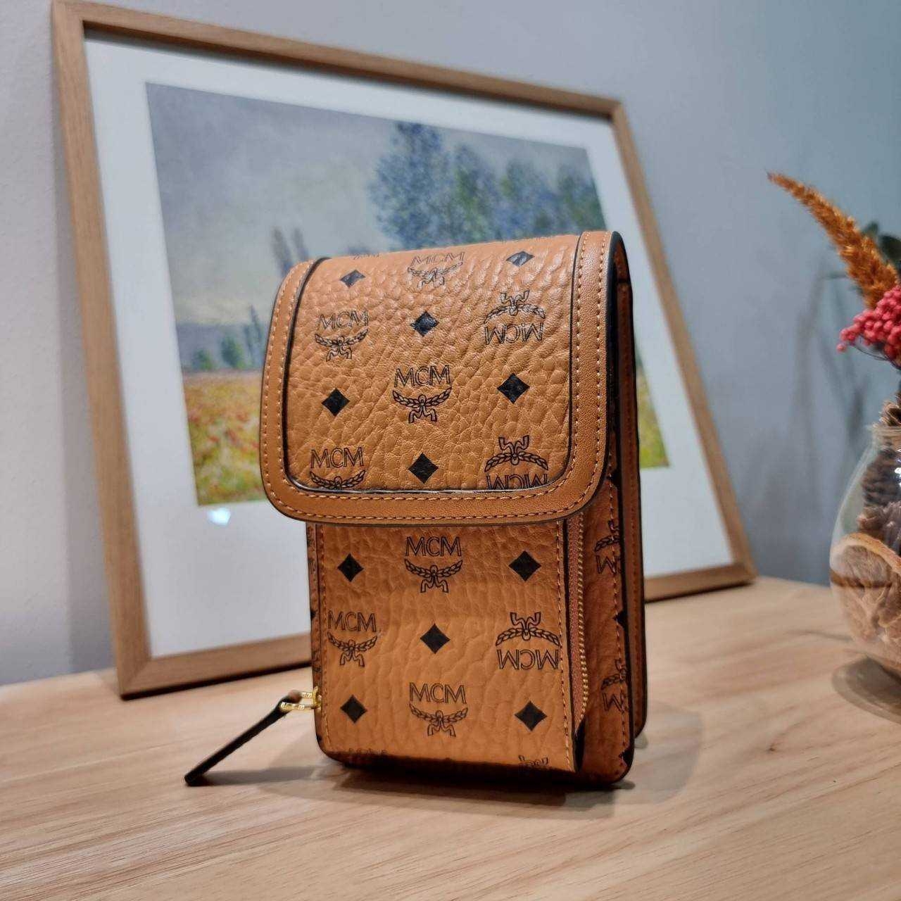 M.C.M CROSSBODY PHONE CASE IN VISETOS กระเป๋าสะพายข้าง สำหรับใส่ gadget คูลๆอย่างโทรศัพท์มือถือ ให้หนุ่มๆพกพาไปไหนๆได้สะดวก คล่องตัวกว่าเดิม เกรดออริ ท็อป 1:1 เกรดดีสุด สลับแท้