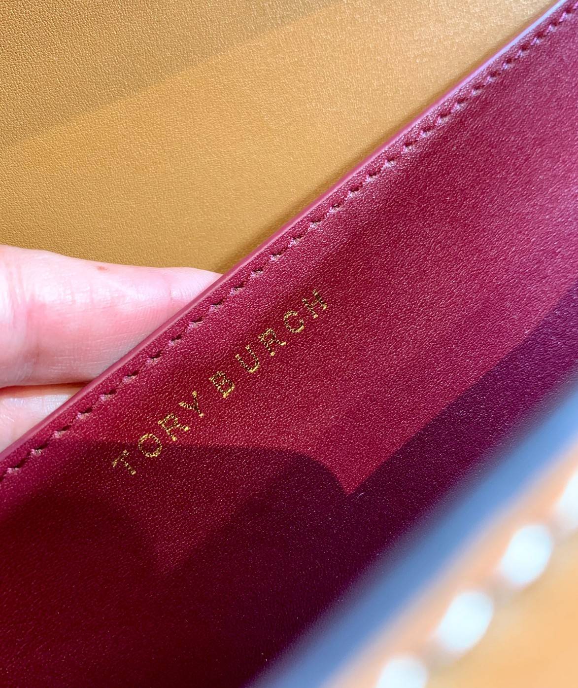 คุณภาพจัดเต็มกันเลยค่าา😘Tory Burch T Monogram Jacquard Shoulder Bag ห้ามพลาด! กระเป๋าสะพายแบบครอสบอดี้ร์ วัสดุJacquard+หนังแท้ชั้นดี ได้ลงตัวสวยงาม รูปแบบร่วมสมัยตามแบบฉบับแบรด์ได้ดีทีเดียวค่ะ! เปิดปิดกระเป๋าแบบอะไหล่แบรนด์ล็อคแม่เหล็ก