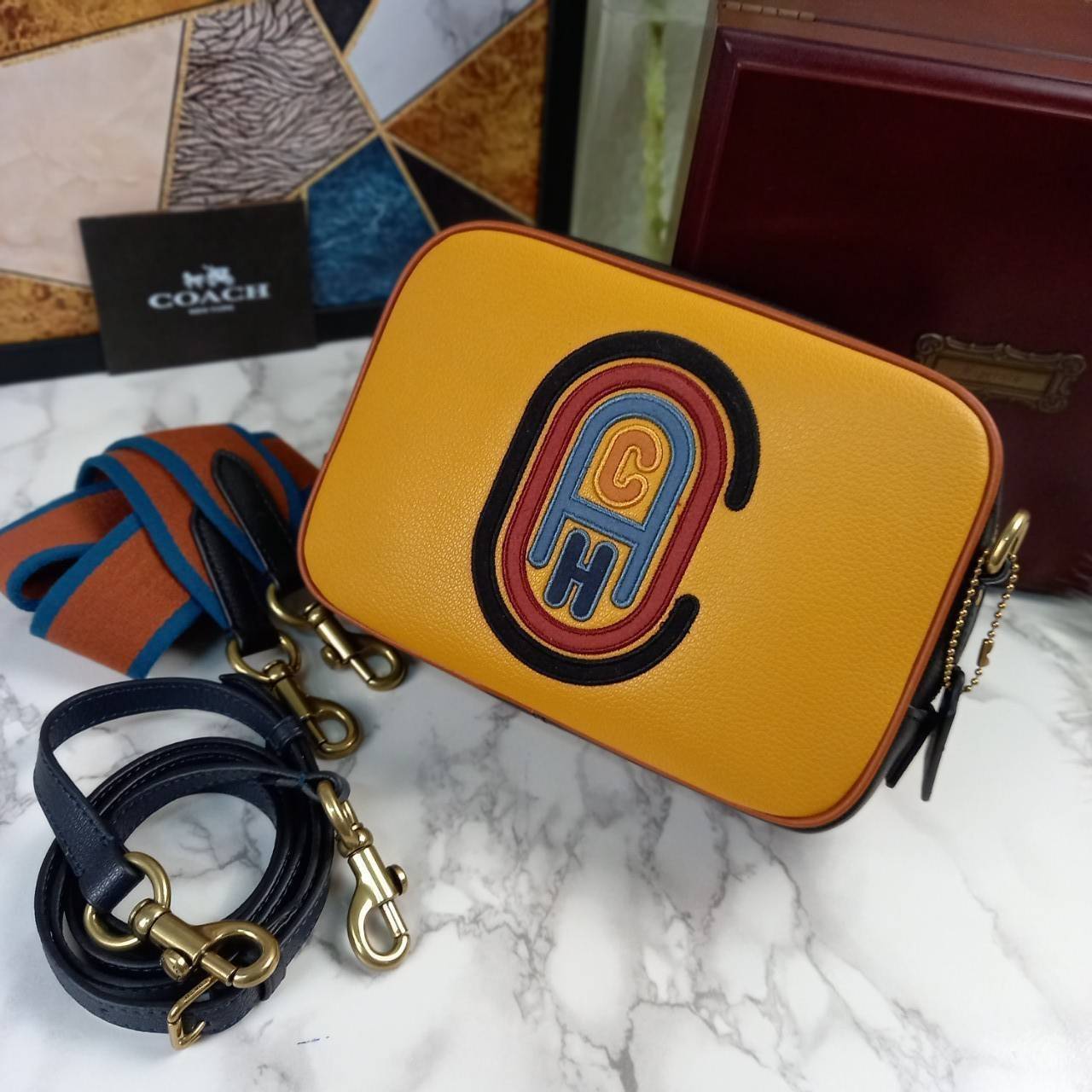OUTLET 】COACH Camera Bag In Colorblock With Coach Patch (COACH F79278) 🍁หายากมากๆแล้วรุ่นนี้**จะถือ หรือสะพาย ได้ตามใจสั่ง //วัสดุหนังแท้เต็มใบ คุณภาพหนังดีมากๆ ปักโลโกตัวC ด้านหน้า ดูดีแบบไม่ซ้ำใคร //มาพร้อมสายสะพาย 2 สาย >>สายหนัง และสายสป