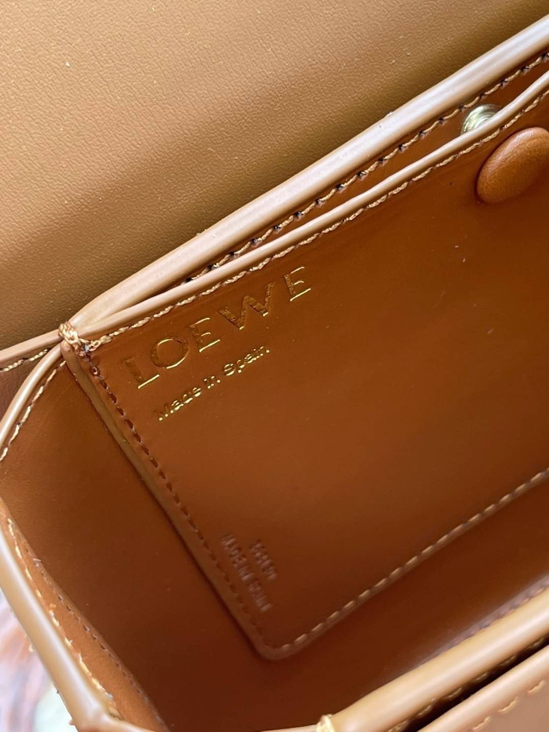small : LOEWE Goya anagram small leather shoulder bag มาทำความรู้จักทุกดีเทลของ กระเป๋า GOYA ไอเท็มใบใหม่ล่าสุดจาก Loewe ด้วยรูปทรงกล่องอันคลาสสิกที่มาพร้อมรายละเอียดอันน่าค้นหา ด้วยรูปทรงบ็อกสุดคลาสสิก พร้อมโครงสร้างที่กะทัดรัดเปี่ยมไปด้วยสเน่ห์น่าค้นหา 
