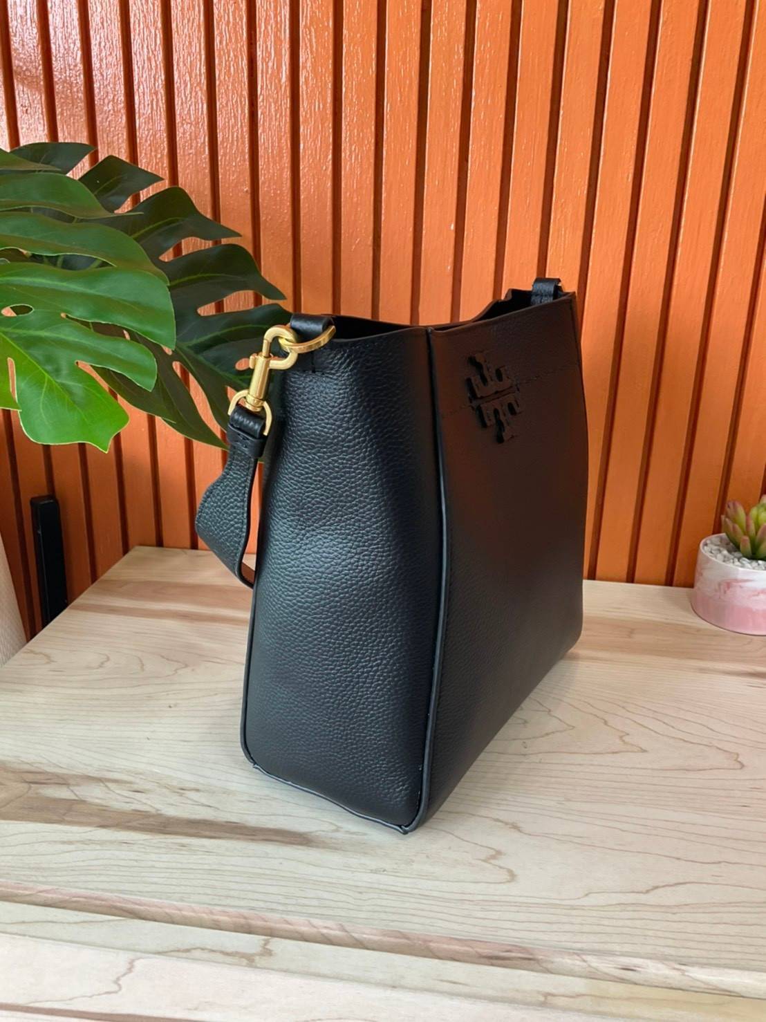 ของแท้ 💯% Tory Burch Mcgraw Hobo Bag TORY BURCH MCGRAW HOBO BAG รุ่น 51063 กระเป๋าสะพายไหล่ สะพายได้ 2 ทรง ทรงสวยไม่ตกเทรน ผลิตจากหนังแท้ หนังลูกวัว หนังนุ่ม หนังหอม น้ำหนักเบามากกก!! นิ่มสวยมากๆ