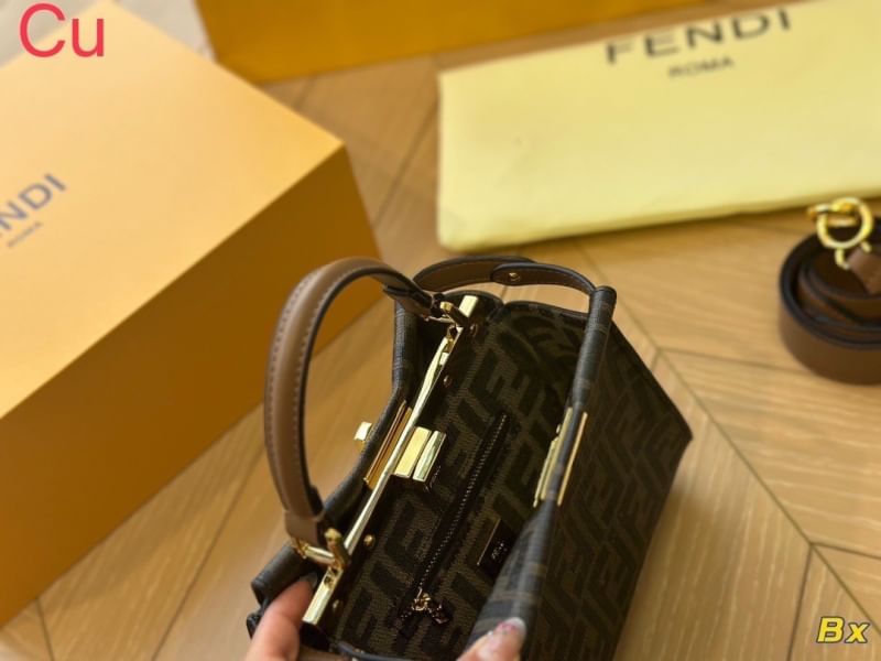 FENDI Peekaboo IseeU Petite canvas ff bag กระเป๋าสะพายหนังแคนวาส ทรงที่เป็นเอกลักษณ์ของแบรนด์ พิมพ์ลายโมโนแกรมเต็มใบ