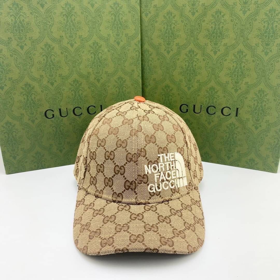 The North Face x Gucci baseball hat พร้อมส่งที่ไทย หมวกเบสบอลผ้าใบ Original GG วัสดุผ้าแคนวาส ปักละเอียดคมชัด เกรดออริจินอล สวย คุ้มค่า ด้านหลังหนังแท้ ปรับระดับได้ รุ่นนี้เป็นการร่วมมือกันระหว่างสองแบรนด์ที่มีประวัติและค่านิยมที่คล้ายคลึงกัน เพื่อเฉลิมฉล