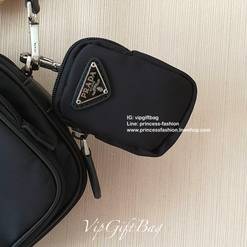 PRADA ใบเดียวคุ้มมากค่ะ อุปกรณ์ ครบชุด **ซื้อ1ได้ถึง2ไอเท็ม ทั้งสายยาว และกระเป๋าใส่เหรียญ และป้ายแท็คหนัง อย่างดี **อะไหล่ปั้มแบรนด์ วัสดุทำจากผ้า Nylon อย่างดี กันน้ำได้ อยู่ทรงสวย ด้านหน้ามีช่องซิปแยก ช่องใหญ่สามารถใส่กระเป๋าตังค์ใบสั้นได้ เปิดปิดด้วยซ