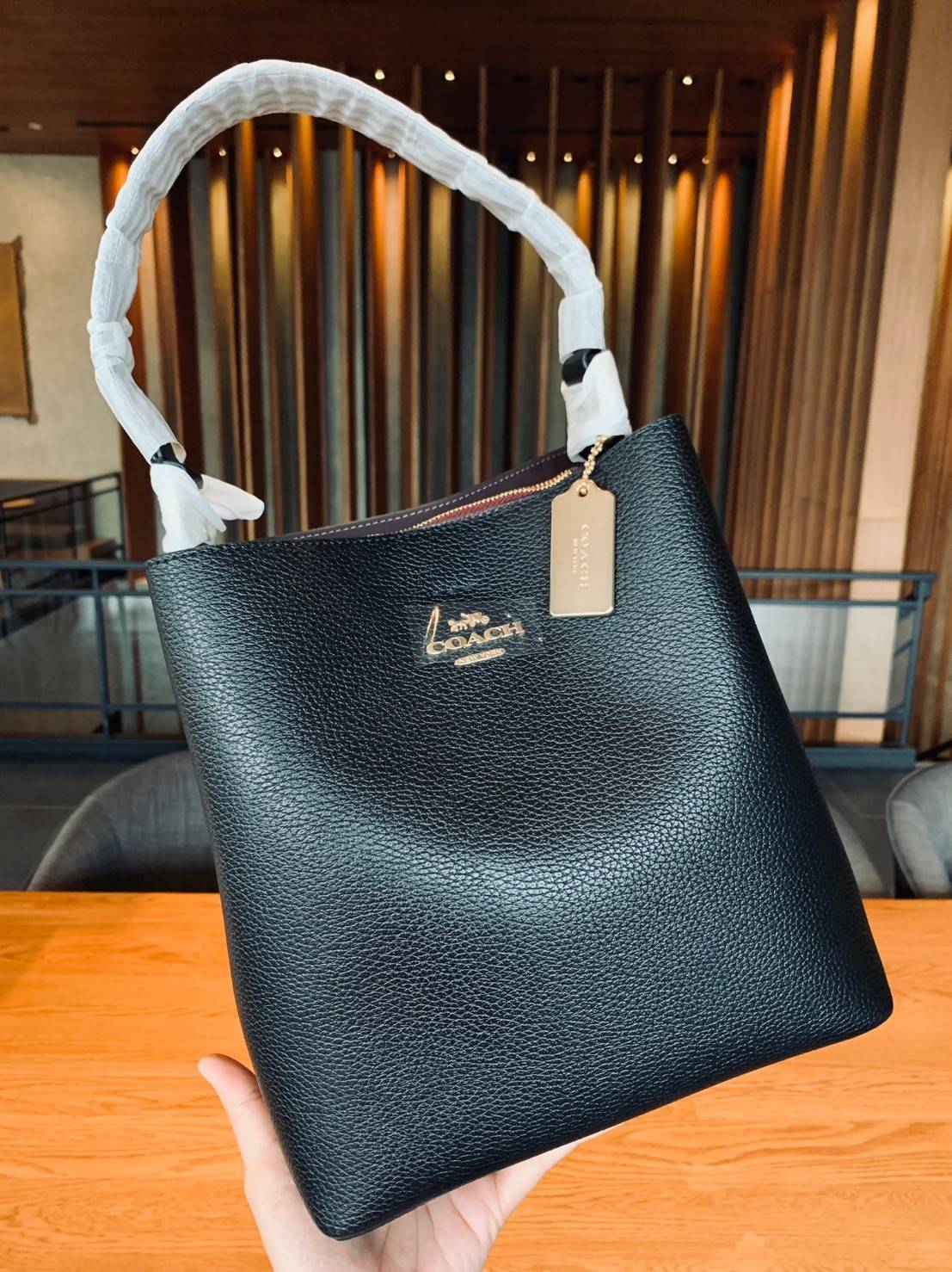 ถังใหญ่พร้อมส่งแล้วค่าา ห้ามพลาด❗️ COACH TOWN BUCKET BAG((91122)) 📣พร้อมส่ง ไซด์ที่สาวๆรอคอยค่ะ! ✔️กระเป๋าทรงถังใบใหญ่ สุดฮิตอีกรุ่นที่สาวๆต้องมีติดตัว ✔️หนังแท้ หนังจริงสวยมาก นิ่มมือดีด้วยนะคะ