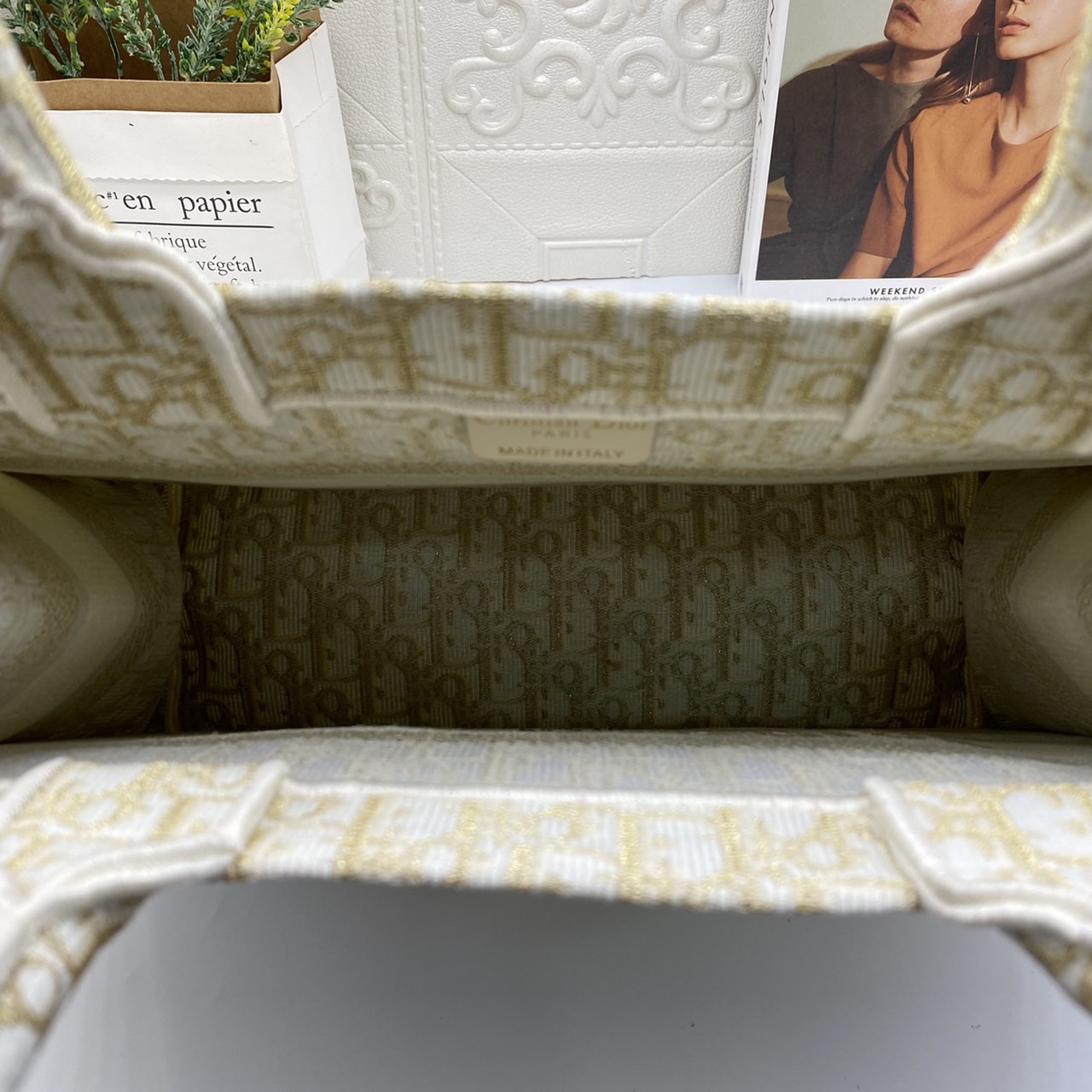 CHRISTIAN MEDIUM DIOR BOOK TOTE เอกลักษณ์ของความหรู เป็นทางช็อปปิ้งBag ที่ต้องมี ภายในโล่งกว้างมาก ใส่ของแบบแน่นๆ จุๆไปได้เลย น้ำหนักเบาสบาย งานออริปักขึ้นรูปสวยมาก มี code stamp พร้อมส่งที่ไทย ภาพสินค้าถ่ายจากงานขายจริง ใช้งานต่างประเทศได้ค่ะ