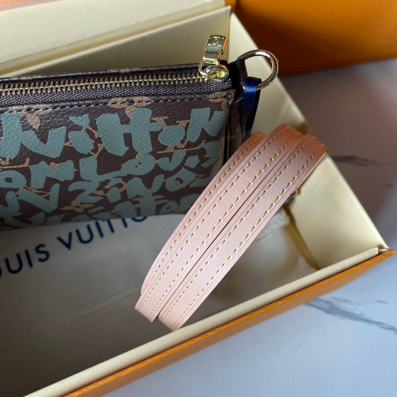 หนังแท้ LOUIS VUITTON MONOGRAM POCHTE ACCESSORIES BAG ลายใหม่ล่าสุด พร้อมส่งที่ไทย โดดเด่นด้วยรูปทรงอันเป็นเอกลักษณ์และรายละเอียดแบบคลาสสิก ภาพถ่ายสินค้าจริง ไอเท็มนี้สวยน่าใช้สุดคุ้มมากๆ ห้ามพลาดเลยค่ะ!