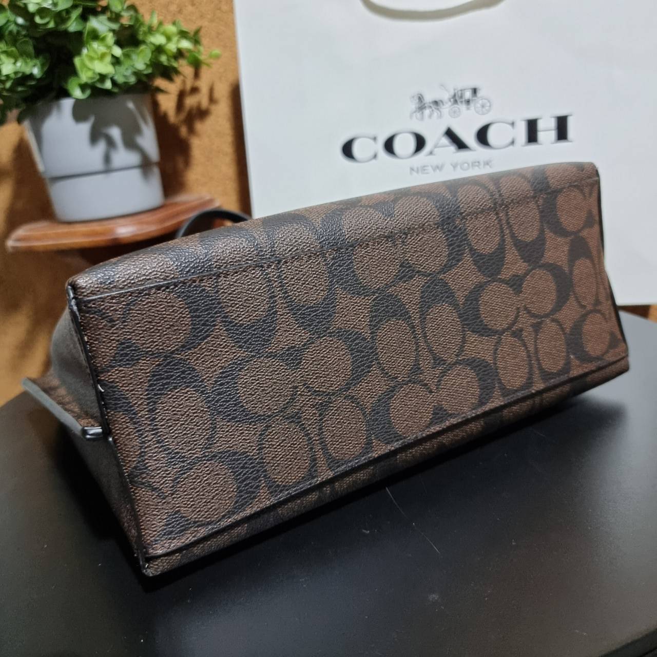 COACH C4250 MOLLIE TOTE 25 IN SIGNATURE CANVAS น้องมาแล้วจ้าาา ใหม่ล่าสุด กระเป๋าโท้ทไซส์เล็กที่สาวๆตามหา ดีไซน์คลาสสิคเหมือนเดิม เพิ่มเติมคือสะดวกขึ้นเยอะ!! ย่อส่วนมาจากใบใหญ่เป๊ะๆ น่ารักน่าใช้มากๆ วัสดุหนังแคนวาสเคลือบลาย ภายในโล่งกว้าง มีช่องซิปกลางใส่