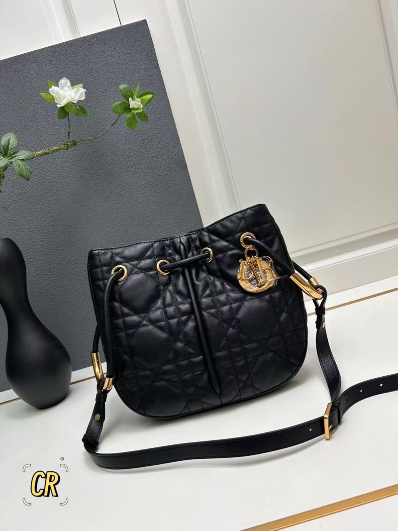 Dior Nolita Bag กระเป๋าสะพายทรงโท้ทรุ่นใหม่ สวยหรูเป็นเอกลักษณ์ตามแบบฉบับแบรนด์ มาพร้อมสายสะพายยาว ขนาดกำลังน่าใช้ ภายในโล่งกว้างจุของได้เยอะ สวยทันสมัยเหนือกาลเวลาต้องยกให้ใบนี้เลยค่ะ