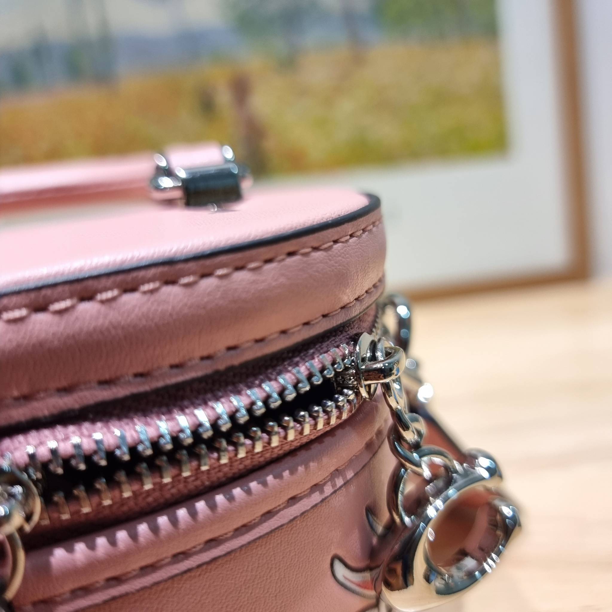 COACH TRAIL CROSSBODY 12 WITH RABBIT PRINT CN596 พร้อมส่ง กระเป๋าสะพายทรงกล่องทรงโค้ง น่ารักสุดฮิต โดดเด่นด้วยน้องกระต่าย และอะไหล่ตัวซีที่หัวซิป ใช้งานสะดวก