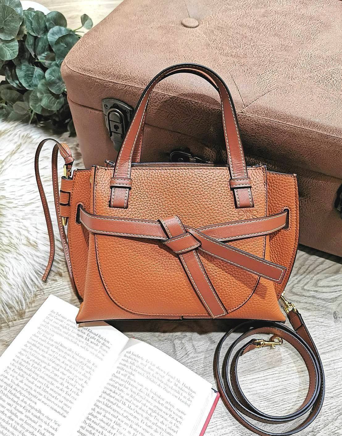 VIP 】LOEWE HANDBAG VIP GIFT WITH PURCHASE (GWP) กระเป๋าถือหรือสะพาย รุ่น Limited จาก LOEWE DUTYFREE วัสดุ Calfskin หนังแท้รูปทรงอานม้าสวยอยู่ทรงด้านหน้าตกแต่งด้วยสายหนัง (Belt) ประดับอะไหล่แบรนด์สีทองรูปกลอนประตูด้านข้างเป็น Signature ภายในโล่งกว้าง ใส่มื