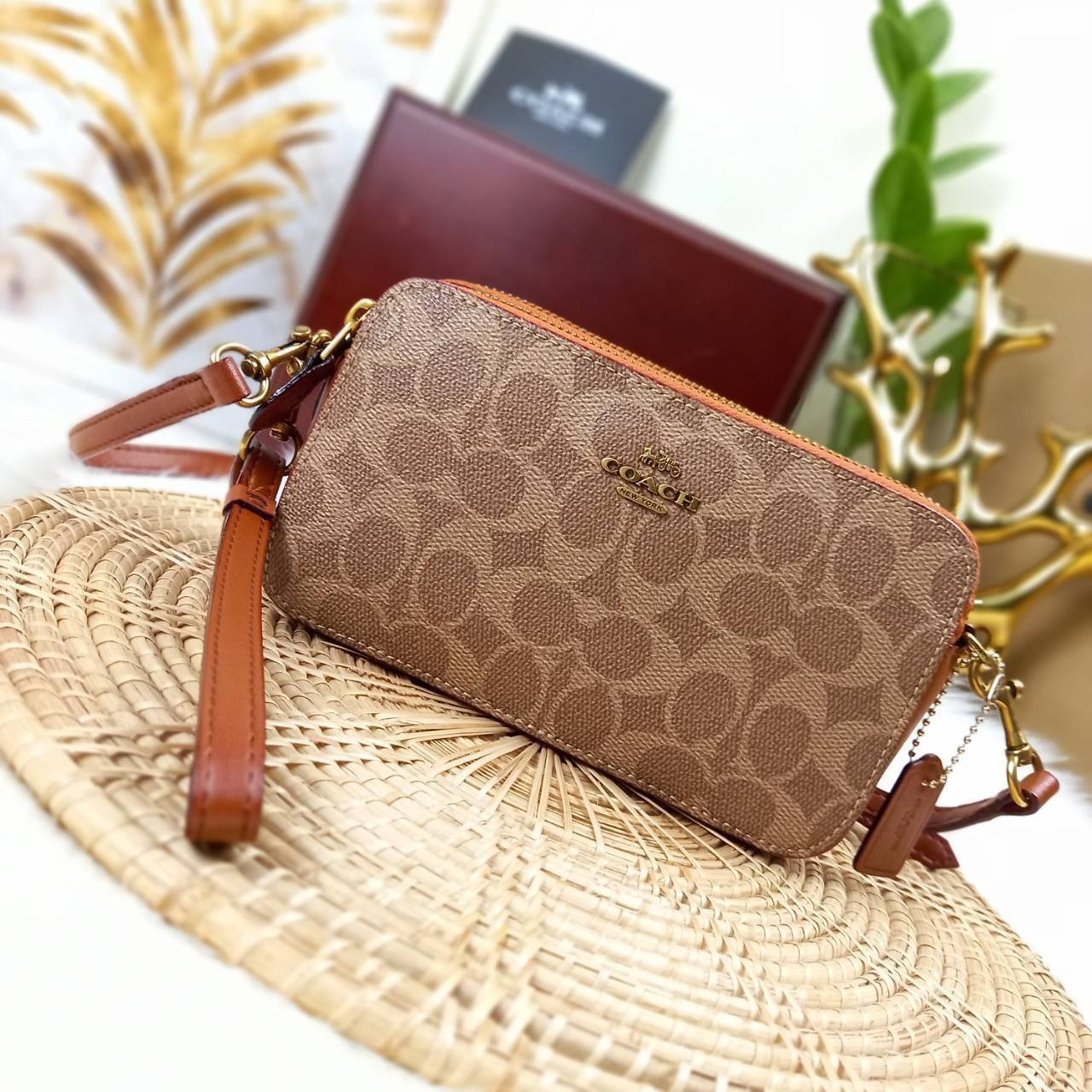 COACH KIRA CROSSBODY IN SIGNATURE CANVAS (COACH F89399)🍁เหมาะมือมาก หยิบใช้ง่ายสบายเลย🌈//รุ่นนี้ จะถือ จะคล้องมือ สะพายคลอสบอดี้ ได้หลายลุค จัดวางตามต้องการได้เลย // มีสายคล้องมือ และสายยาว สามารถถอดได้ทั้ง 2 สาย //เปิด-ปิดด้วยซิป มี2 ช่อง