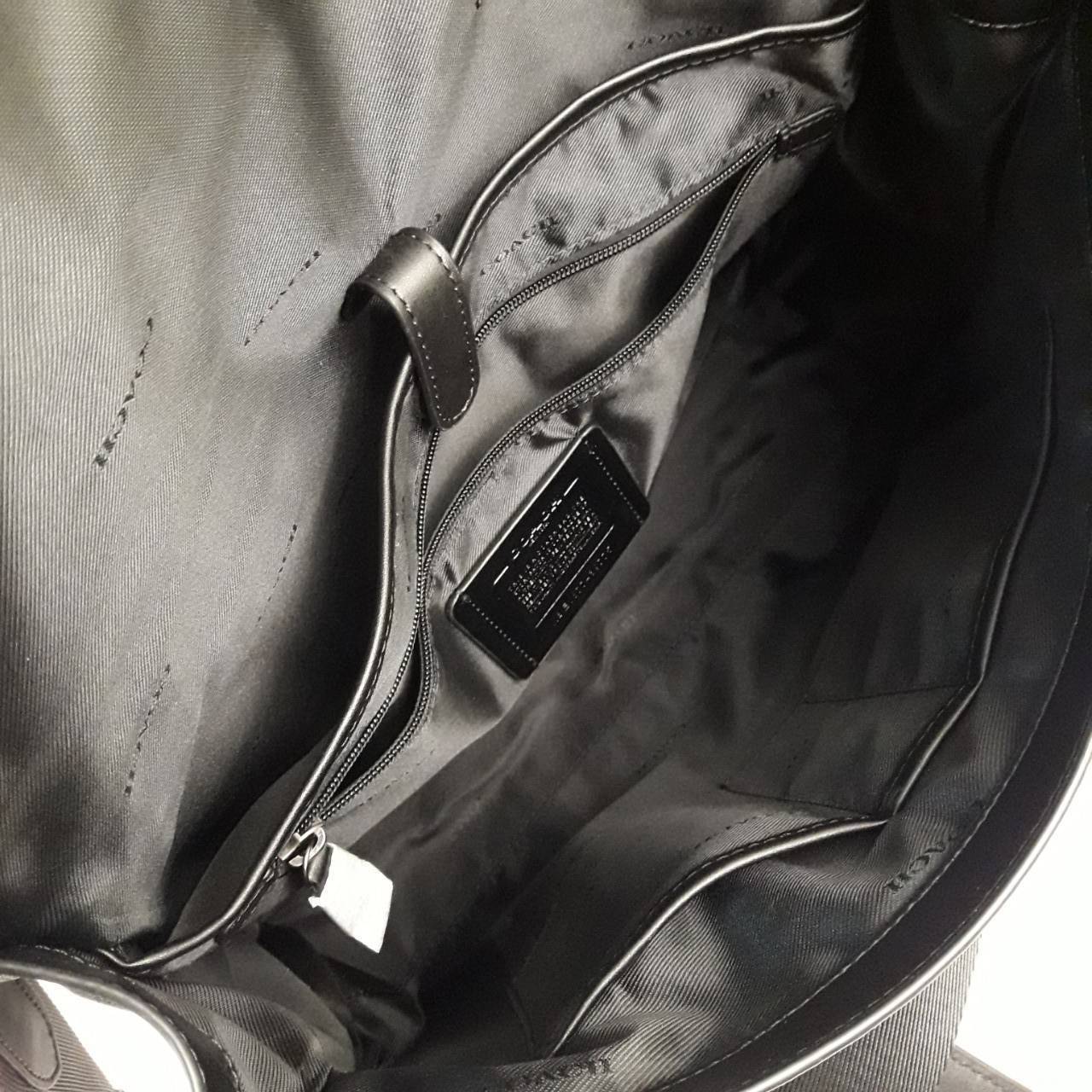 COACH METROPOLITAN PORTFOLIO IN SIGNATURE CANVAS (COACH 39775)🍁 เอาใจสาย smart กับรุ่นยอดฮิต ใช้งานได้ลงตัวสุดๆ ถือว่าเป็นอีกรุ่นที่ถามกันเข้ามาเยอะมากๆ และใช้งานได้ครบฟังก์ชั่นจริงๆ >>วัสดุแคนวาส สลับหนังแท้ หนังคุณภาพมากๆ มีสายสะพายยาว ถอด