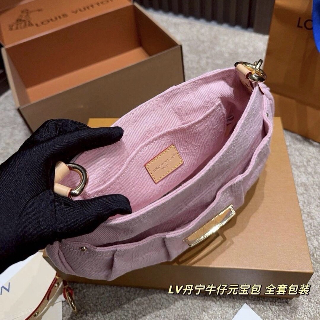 LV Sunset Monogram Denim Handbag Washed Pink กระเป๋าสะพายไหล่ทรงสวย สีใหม่ชมพูหวาน แรงมากฉุดไม่อยู่ กับกระแสคอลใหม่ lvremix ดีไซน์แบบตัวมัม y2k รูปทรง baguette สวยดูแพง ใบนี้ก็ฉ่ำสุดๆ