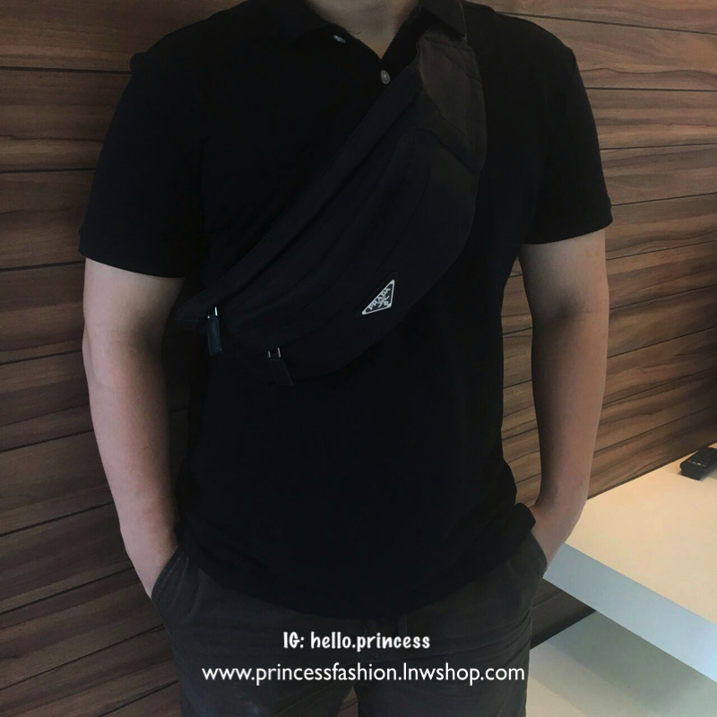 New Must Have Now อีกหนึ่งรุ่น Prada เหมาะกับท่านชาย เป็นอย่างยิ่ง กับกระเป๋าคาดอก / คาดเอว ทรงสวย จากงานพรีเมี่ยมกิ้ฟจากแบรนด์ PRADA ทรงฮิต วัสดุผ้า NYLON คุณภาพดี กันน้ำ100% ใส่ของได้หลากหลาย ตัวกระเป๋าอะไหล่สีเงิน ตัวล้อคปั้มจมแบรนด์สุดหรู ด้านมาพร้อมซ