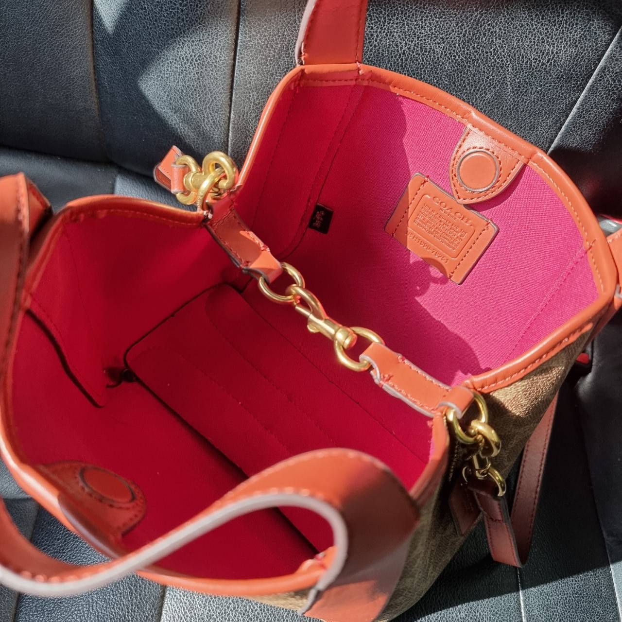 COACH 79251 HADLEY HOBO 21 IN SIGNATURE CANVAS ไอเท็มยอดนิยม คลาสสิคในทุกโอกาส กระเป๋าทรงโฮโบ ทรงสวยใช้งานได้ทุกลุค แมชท์ง่ายกับทุกสไตล์ วัสดุหนังแคนวาส ดีไซน์เอกลักษณ์ เปิด-ปิดด้วยกระดุมแม่เหล็ก มีตะขอล็อคที่ปากกระเป๋าเพื่อปรับทรงใช้งานได้ ภายในโล่งกว้าง