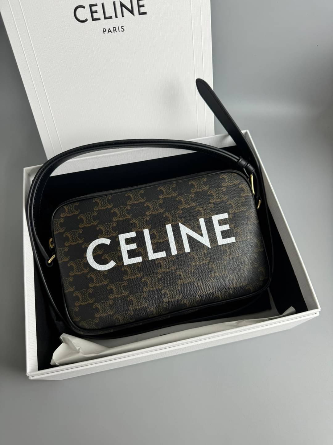 CELINE MEDIUM MESSENGER BAG IN TRIOMPHE CANVAS WITH CELINE PRINT เกรดท็อปออริ 1:1 เกรดดีสุด สลับแท้ หนังแท้และแคนวาสแท้ ใช้งานต่างประเทศได้ ภาพถ่ายจากงานจริง