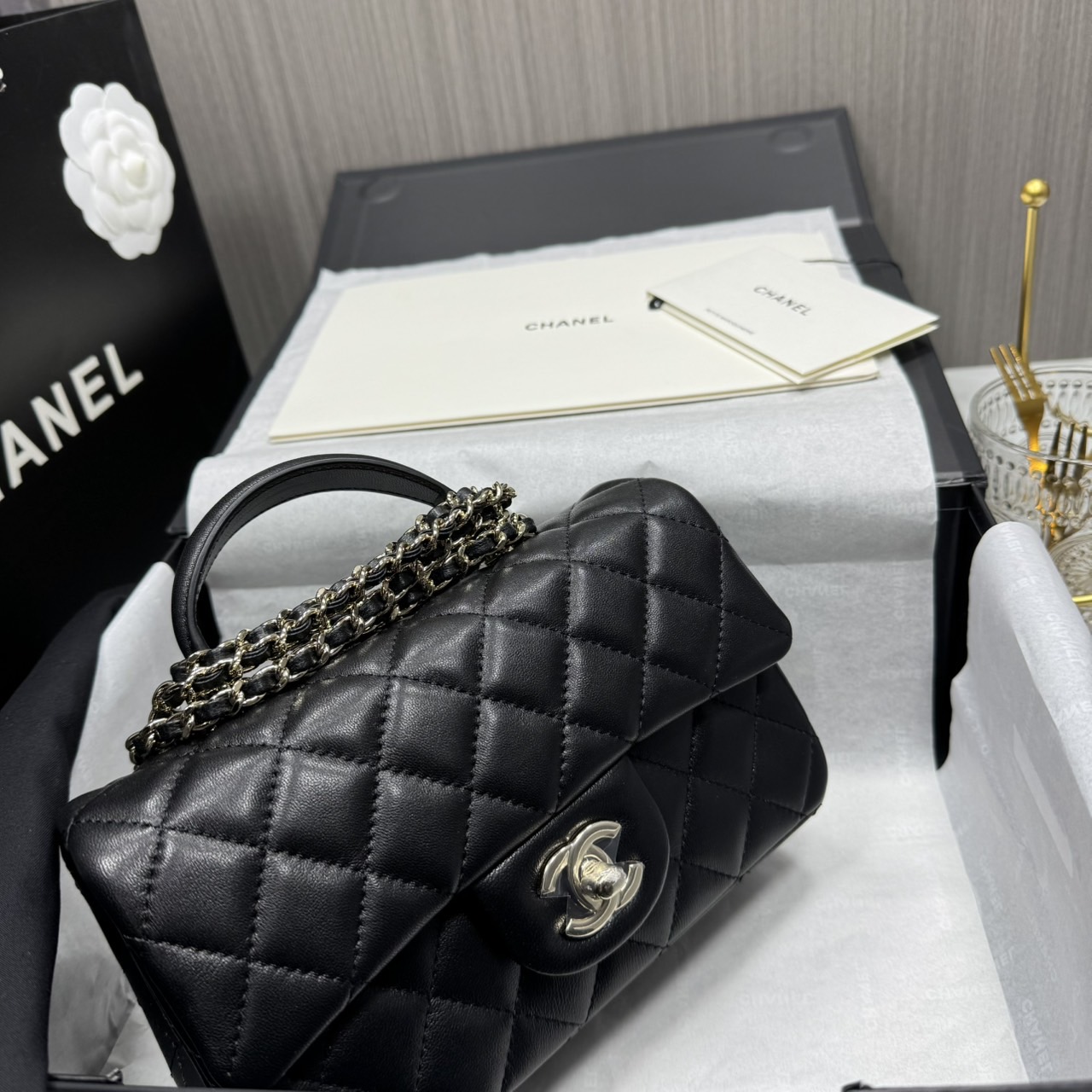 ORI | หนังแท้ Chanel Mini Classic Handbag With Top Handle กระเป๋าสะพายรุ่นคลาสสิกพร้อมหูจับถนัดมือ สวยเรียบหรู 🤍 สินค้าเกรดออริจินอล เทียบแท้