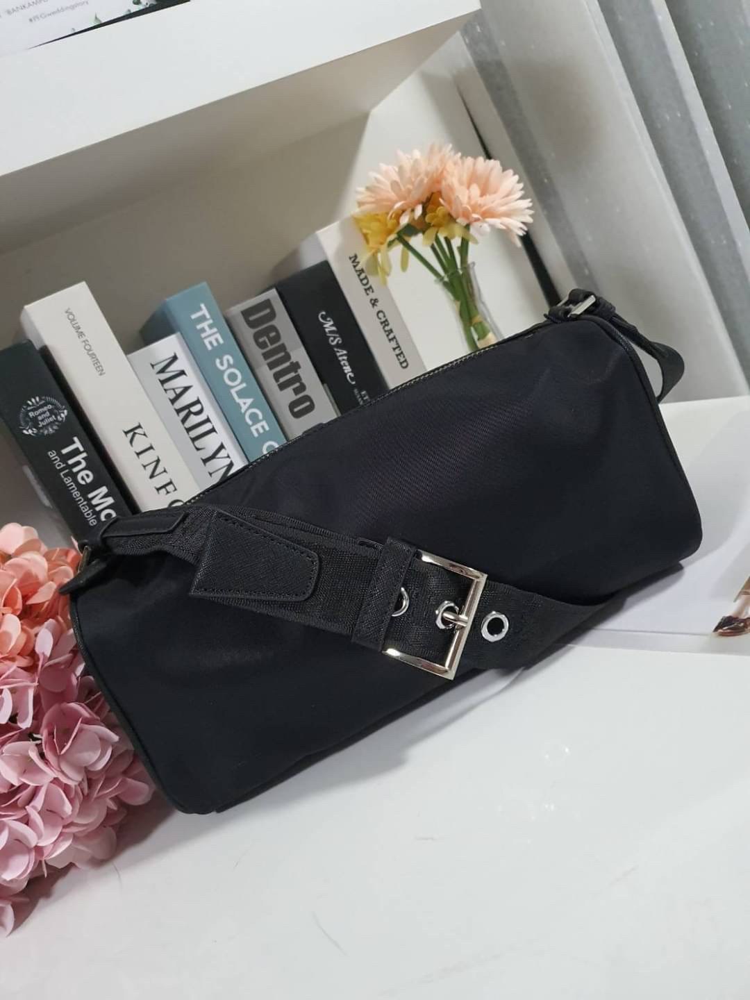 Prada Handbag New Collection วัสดุทำจากผ้า Nylon กันน้ำได้คะ