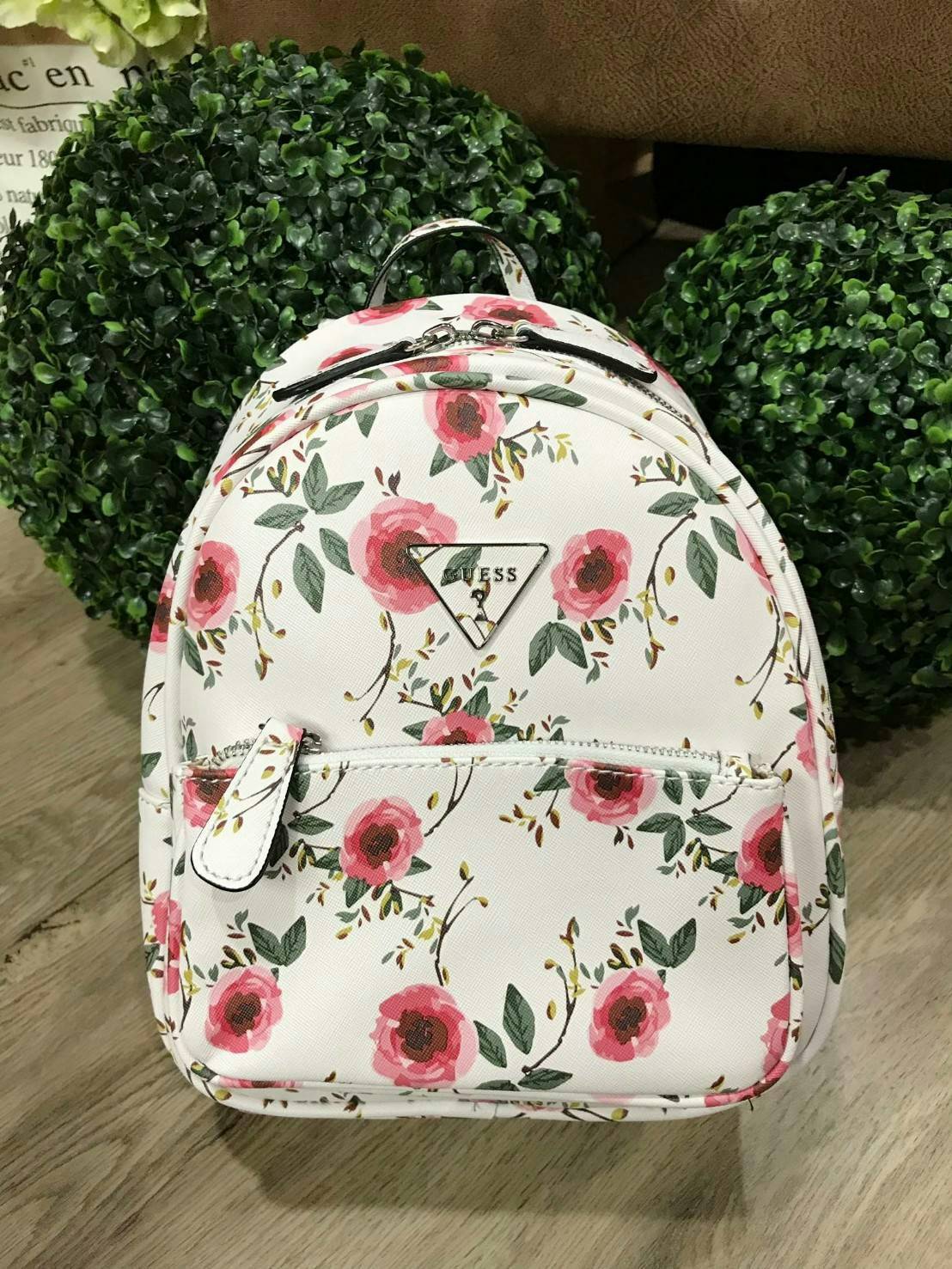 GUESS WOMAN'S FACTORY BACKPACK กระเป๋าเป้รุ่นใหม่ล่าสุดขนาดกำลังดีวัสดุหนังแกะสังเคราะห์พิมพ์ลายดอกไม้สวยน่ารัก น้ำหนักเบา มีหูหิ้วเเละสายสะพายหลังเลื่อนปรับได้ ด้านหน้ามีโลโก้และช่องซิป เปิดปิดด้วยซิปสะดวกใช้ ภายในกว้างและจุ ใส่ ipad กระเป๋าสตางค์ใบ