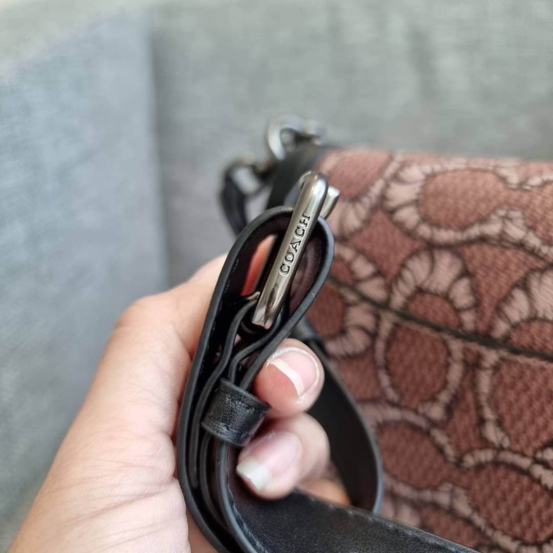 COACH C6972 COACH x MICHAEL B. JORDAN WITH BEAT SADDLE BAG คอลเลคชั่นใหม่ ดีไซน์สุดชิค มาให้สวยในไทยก่อนใคร กับกระเป๋าทรง saddle ที่พิเศษมากๆมาพร้อมสายสะพาย 2 เส้น ใช้คู่กันหรือแยกสะพายก็สวยครบสูตร กระเป๋าสะพายทรง saddle คลาสสิค วัสดุหนังแคนวาสสลับหนังแท้