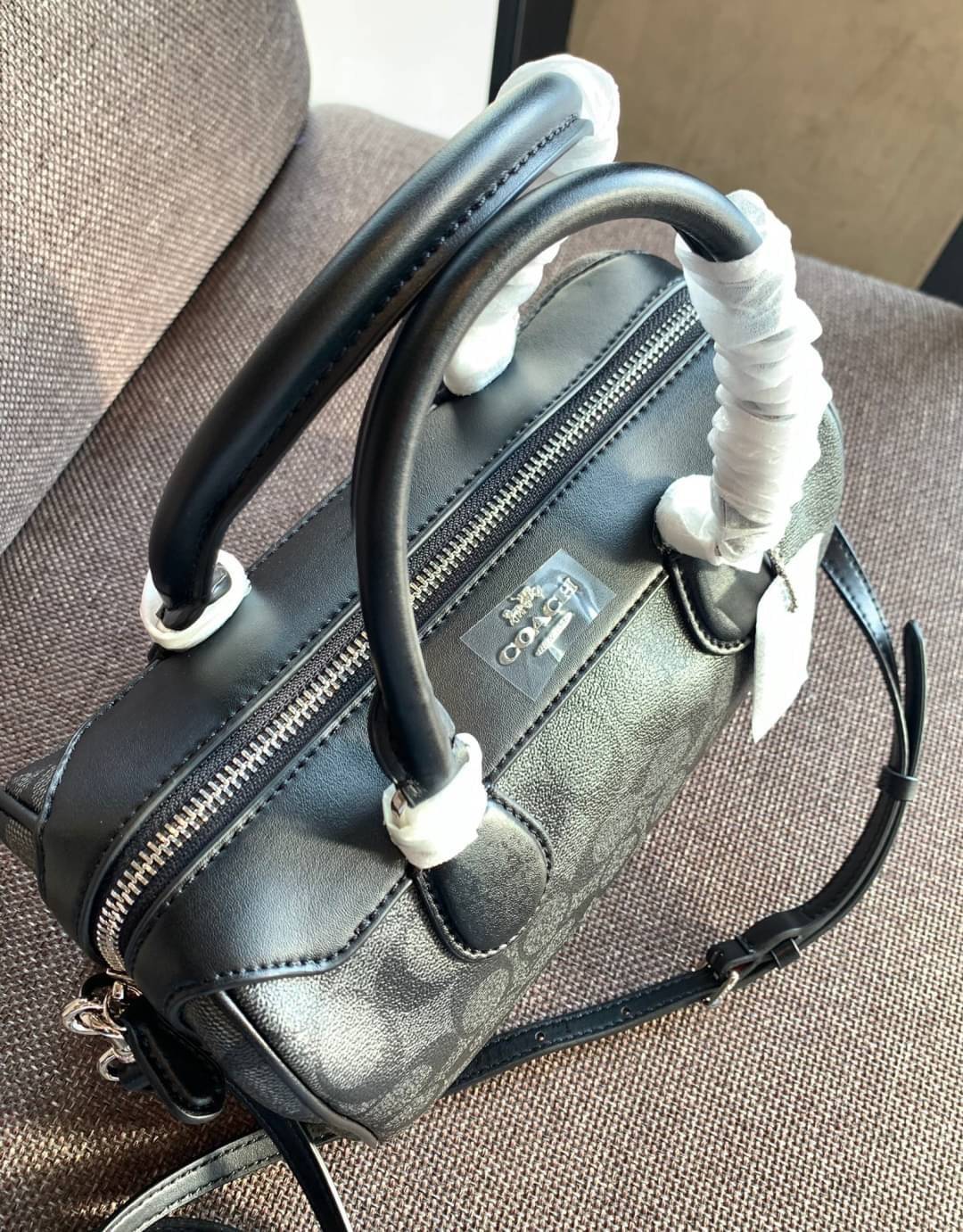 COACH NENNETT SATCHEL BAG((32203)) พร้อมส่งอีกครั้ง ห้ามพลาด! กระเป๋าทรงหมอน ทรงที่สาวๆต้องมีติดตัวไว้สักใบ! หนังแท้นิ่มสวยงาม เปิดปิดกระเป๋าแบบซิป ภายในกว้างสามารถใส่กระเป๋าเงินใบยาวได้ หรือของจำเป็นในชีวิตประจำวันของสาวๆได้หลากหลายเลยค่ะ มีช่องซิปและช่อ