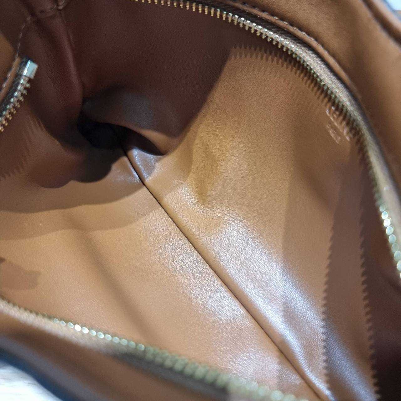 Celine wiltern bag กระเป๋าทรงพอชแบบตัวแม่ สวยมาก สวยแซ่บ ขนาดกำลังดี ใส่ของใส่มือถือได้ทุกรุ่น รูปทรงย้อนยุค สไตล์วินเทจลัคชู มีสายสะพายให้ถึง 2 แบบ สายหนังและสายโซ่ ดูแพงสุดๆ