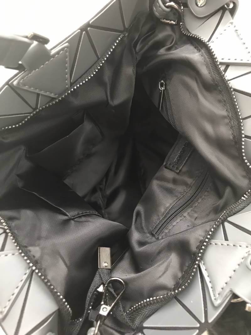 Metal grey Tone สีสุด classic ที่ แมทช์กับชุดง่ายมาก แถมยังลาย Limited edition หายาก ❤️ปรับทรงได้ 2 แบบ น่ารักมาก ค่า กระเป๋า จากแบรนด์ David Jones กระเป๋าสะพายข้างดีไซน์เกร๋มาก สีสวยหรูมาก ขนาดกะลังดีเลย น้ำหนังเบามากคะ ภายในมีช่องเก็บของจุกจิกได้