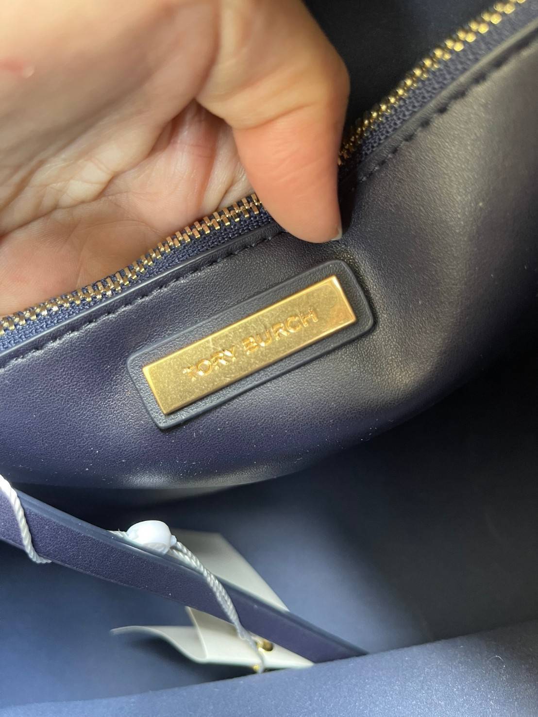 Tory burch t monogram jacquard drawstring hobo อีกหนึ่งคอลเลคชั่นจาก T monogrameที่ออกแบบมาในรูปทรงกระเป๋า hobo เป็นกระเป๋าที่มีพื้นที่เยอะในการจัดเก็บสิ่งของได้อย่างดีเยี่ยม ลวดลายสีสันของกระเป๋าทอลายแบบแจ๊คการ์ดอย่างประณีต สะท้อนให้เห็นถึงกลิ่นอายงานฝีม