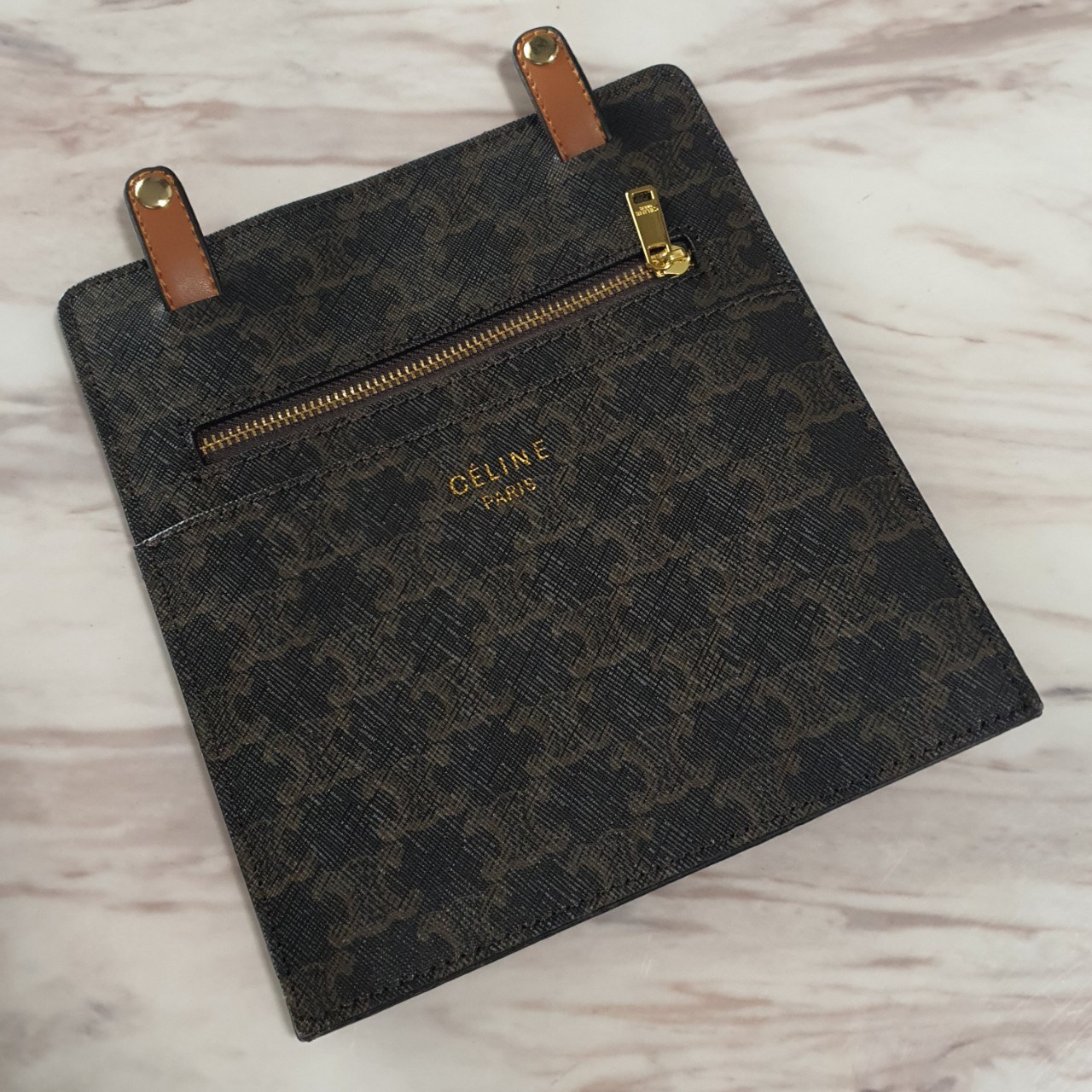 พรีเมี่ยมกิ๊ฟแท้ 100% 】CELINE BAG IN TRIOMPHE CANVAS AND CALFSKIN TAN VIP GIFT WITH PURCHASE (GWP) กระเป๋าสะพายไหล่/CROSSBODY ทรงสวยมีสไตล์เป็นเอกลักษณ์ตัวกระเป๋า ด้านหน้าประดับโลโก้แบรนด์สีทอง