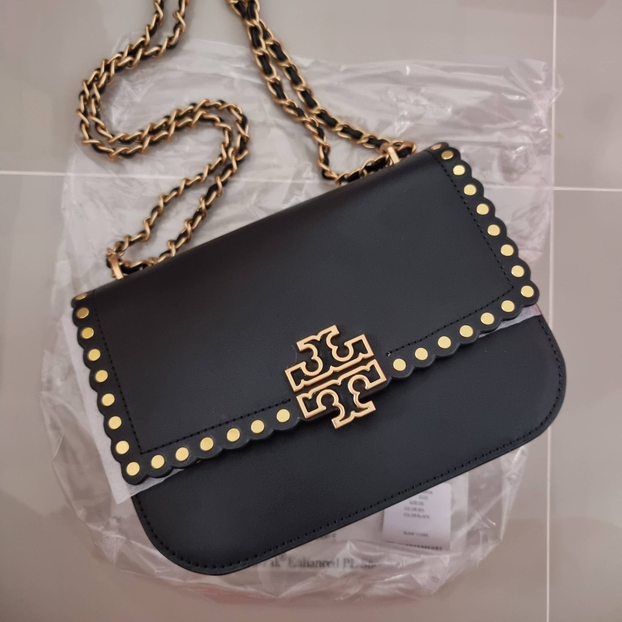 TORY BURCH BRITTEN STUDDED CROSSBODY BAG / Tory Britten Small Adjustable Shoulder Bag คอลเลคชั่นผู้ดี ดีไซน์ใหม่ล่าสุด กระเป๋าสะพายตัวท็อป ที่ตกแต่งด้วยโลโก้และหมุดสวยงาม เพิ่มดีเทลเป็นกิมมิคไม่ซ้ำใคร สายสะพายก็เลิศ