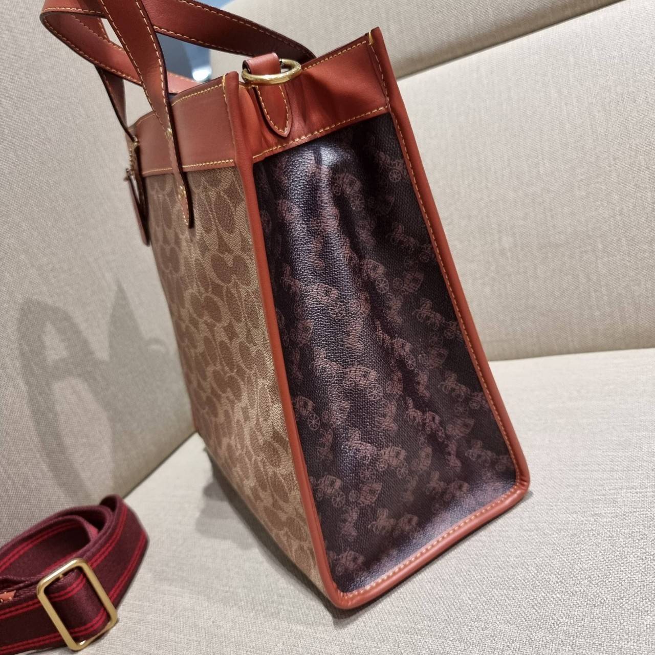 COACH C0776 FIELD TOTE WITH HORSE AND CARRIAGE PRINT คอลเลคชั่นสุดคลาสสิค สวยหรูดูแพง กระเป๋าทรงโท้ท ไซส์ใหญ่จุคุ้ม ฟังก์ชั่นการใช้งานสะดวกที่สุด มีทั้งสายคล้องแขนในตัว และสายครอสบอดี้ วัสดุหนังแคนวาสเคลือบลายสลับหนังแท้ ปากกระเป๋ามีกระดุมแม่เหล็กไว้ปิดกั
