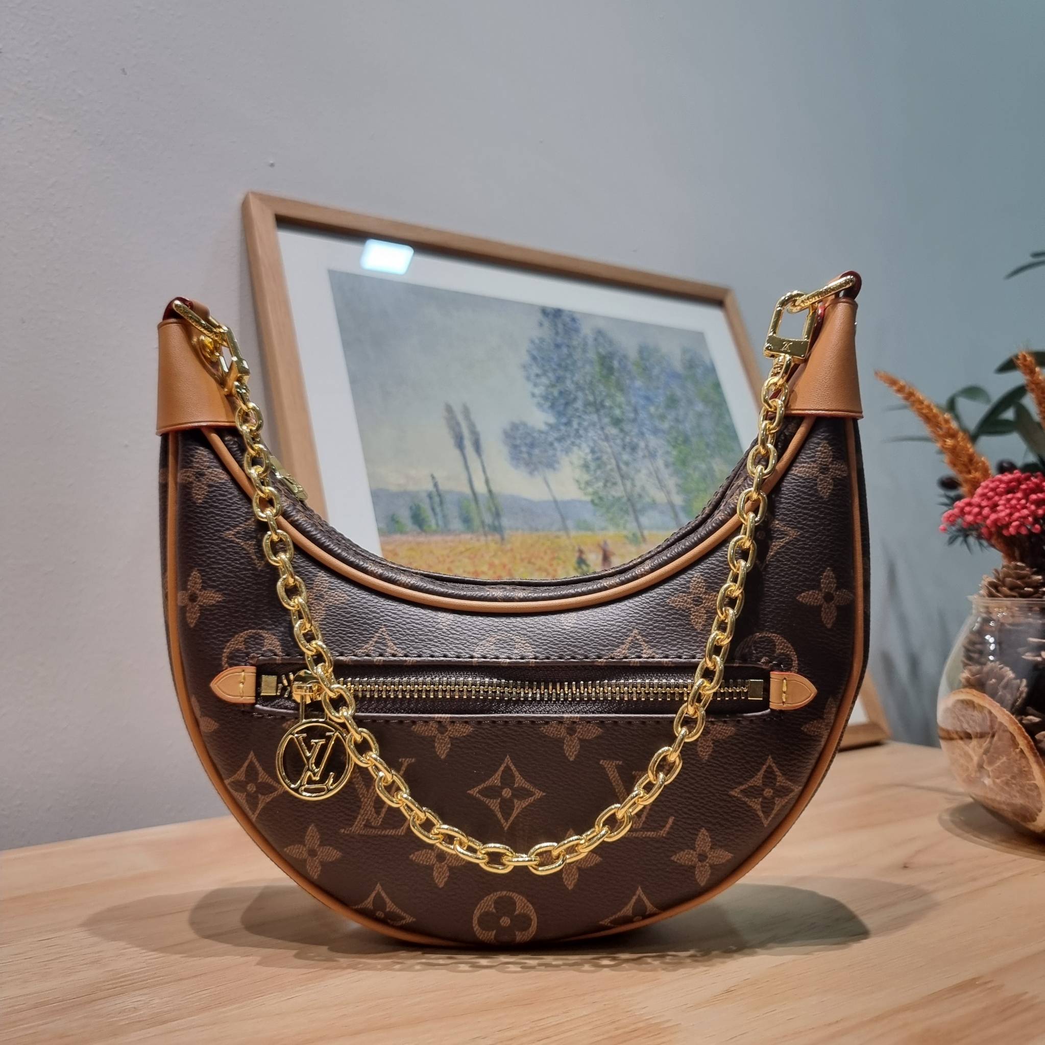 LV loop bag New in!! กับ box set ชวนสะสม ที่จับเอารุ่นยอดฮิต มามิกซ์รวมกับไอเท็มสุดคุ้มของมันต้องมี!! จัดเรียงให้อยู่ในกล่องสุดหรู ไม่ว่าจะตัวกระเป๋า กระเป๋าสตางค์ กระเป๋าจิ๋ว ใบไหนๆก็นำมาใช้งานได้จริง คุ้มค่ามากๆ แถมฟรี! ริบบิ้นลายลิมิเต็ด รวมรวบไว้ให้ได