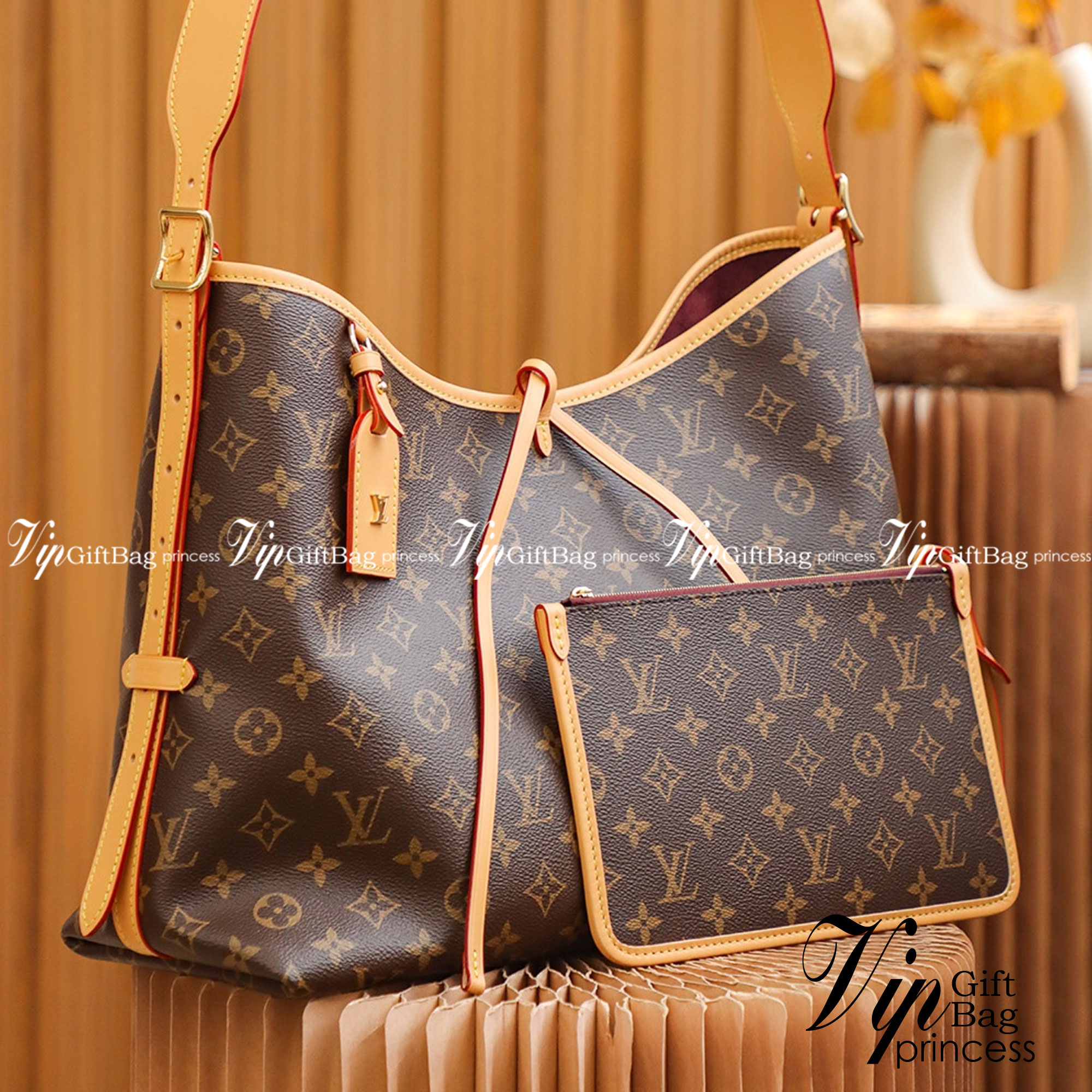 LV CARRYALL Monogram Canvas / LV Shopping Bag รุ่นใหม่ล่าสุด กระเป๋าสะพายทรงหรูหรามีสไตล์ สวยปังมั้ยไหว ใบจริงสวยมากกกก ได้สวยก่อนใคร วัสดุหนังแคนวาสเคลือบลาย สวย คลาสสิค ภายในเป็นช่องโล่ง จุของได้เยอะ สาวๆใช้ใบนี้ สะพายไปไหนก็เข้ากัน ถ่ายรูปสวยๆ ชิคๆ โดด