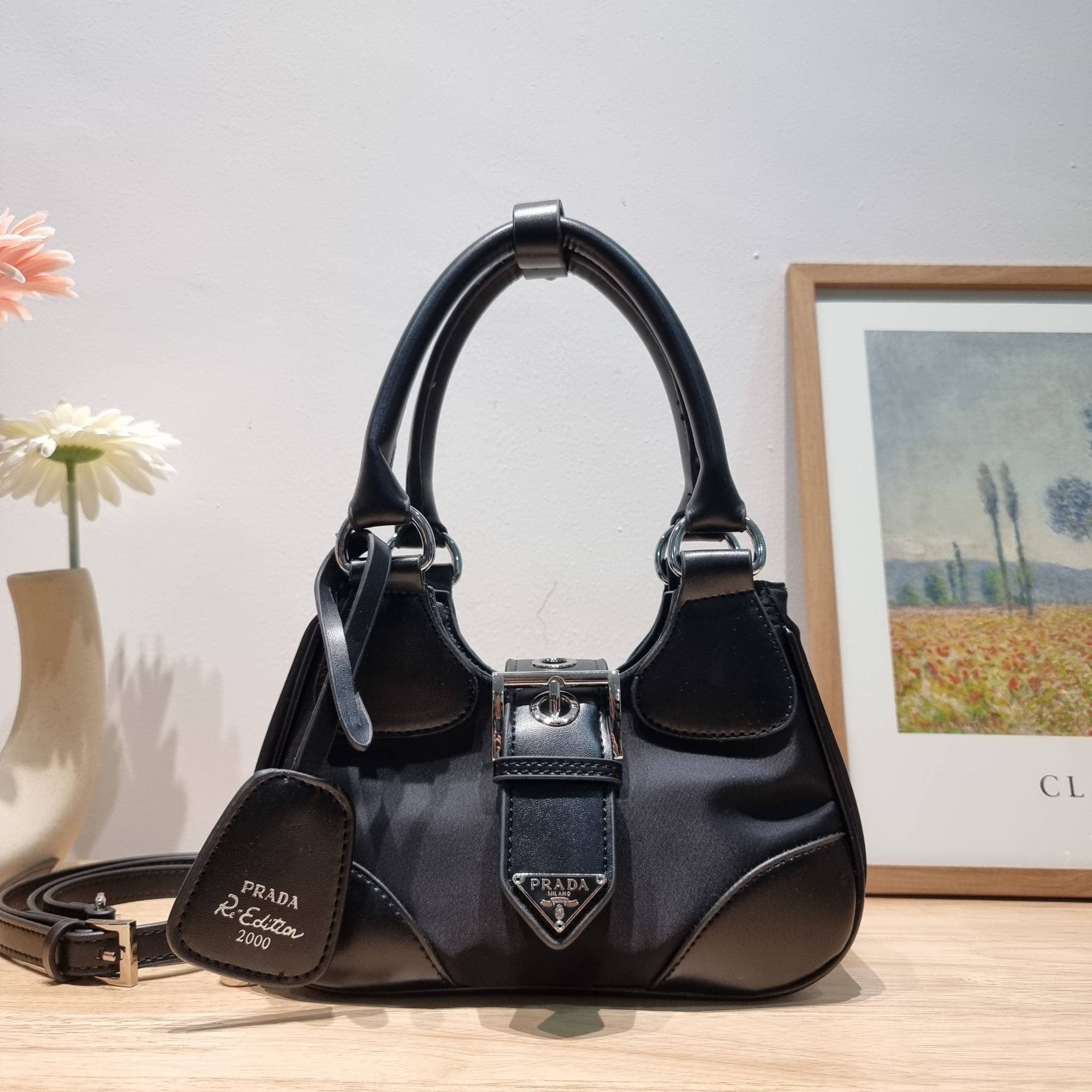 Prada Moon bag / PRADA RE-NYLON AND LEATHER MOON PADDED BAG ใหม่ล่าสุด กับคอลที่ใครๆเห็นก็ต้องรัก ขนาดกำลังน่ารัก ดีไซน์สวยดุ และยังดูแพงได้อีก