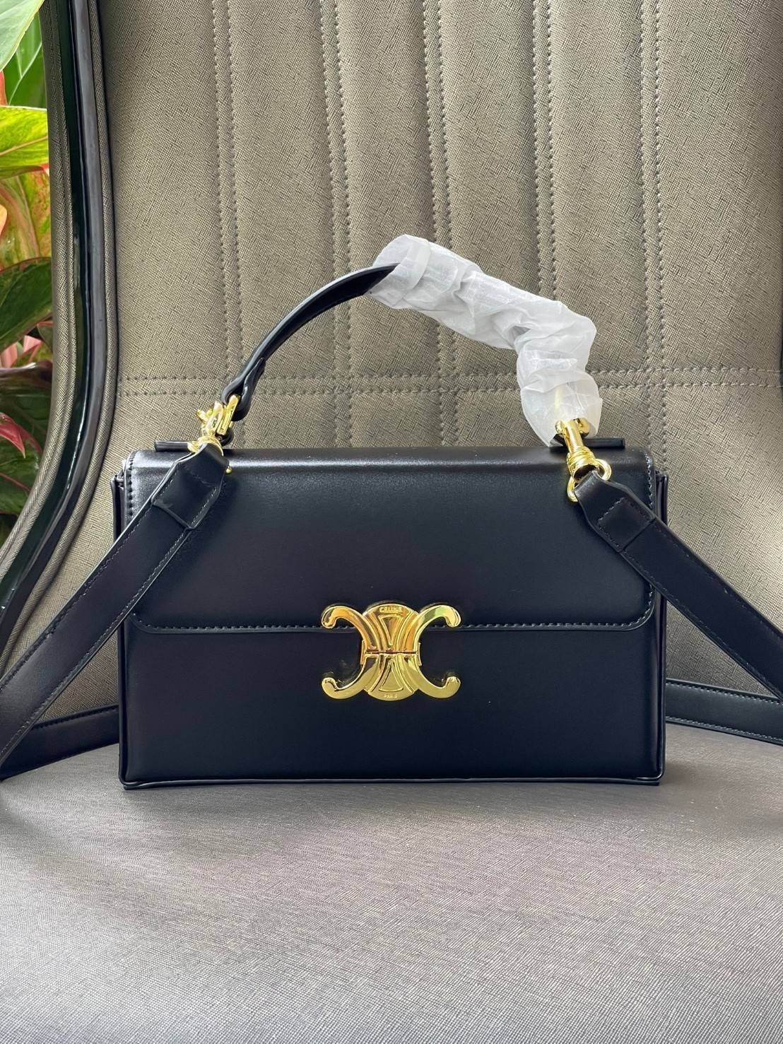 Celine Triomphe shoulder handbag Bag / Celine box triomphe in Natural Calfskin Tan กระเป๋าสะพายเรียบหรูและดูทันสมัยใบนี้ออกมา ให้คุณเลือกสะพายในชีวิตประจำวันเข้ากับการแต่งตัวสบาย ๆ หรือถอดสายถืงออกงานปาร์ตี้สังสรรค์ ก็ช่วยให้คุณดูโดดเด่นได้เช่นกัน นอกจากน