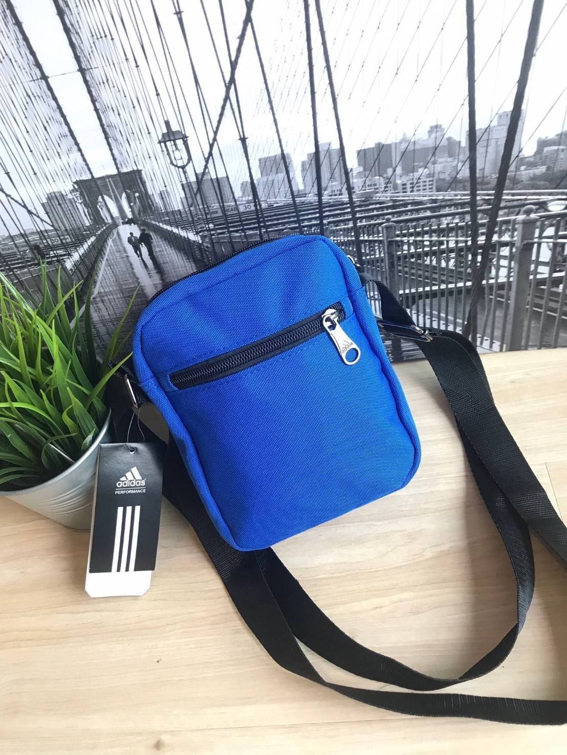 Adidas mini crossbody bag กระเป๋าสะพายข้าง วัสดุ polyester ด้านหน้า สกรีน logobrand เปิดปิดแบบซิปใส่ wallet สั้น, มือถือได้ทุกรุ่น แบ่งช่องเป็นสัดส่วนใช้ได้ทั้ง ญ และ ช ค่ะ