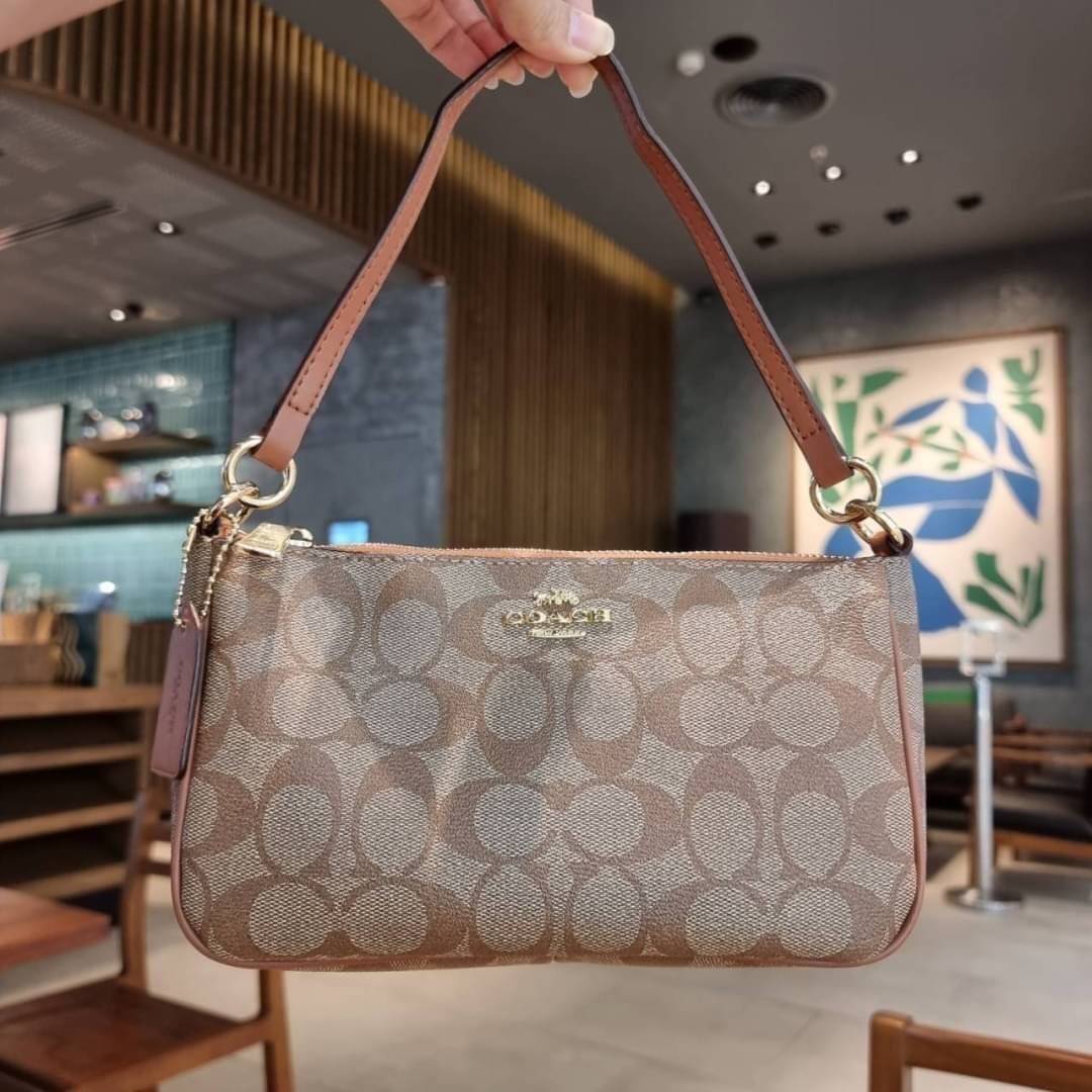 COACH F58321 TOP HANDLE POUCH อีกรุ่นฆ่าไม่ตาย!! 😎 ขายดีขายหมด ขายรวยขายปังๆ!! กระเป๋าพอชจากโค้ช ทรงใช้งานง่าย สะดวก กะทัดรัด วัสดุหนังแคนวาสเคลือบคุณภาพดี มาพร้อมสายคล้องในตัว และสายสะพาย crossbody ปรับเปลี่ยนได้ตามสไตล์ อีกหนึ่งไอเท็มที่สาวๆต้อง