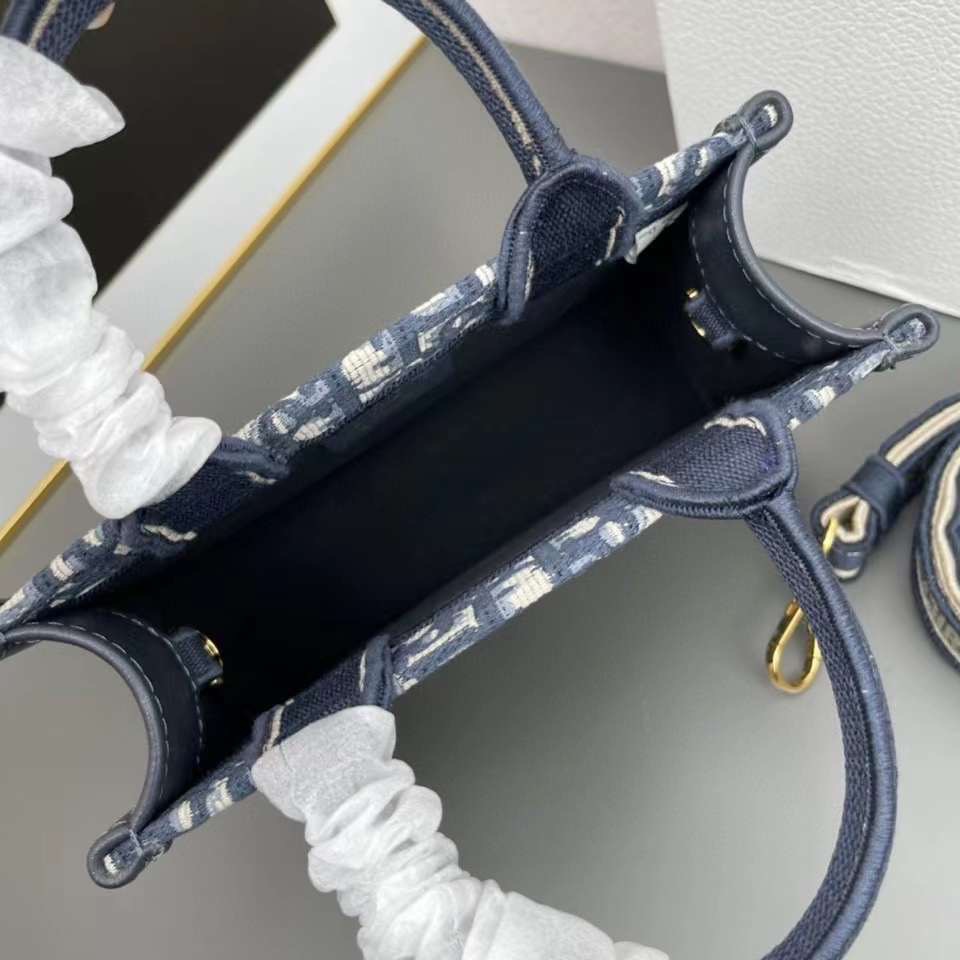 Dior mini book tote macro cannage bag กระเป๋าทรงโท้ทสุดฮิต ไซส์มินิ ดีไซน์ใหม่ หนังสวย พกพาไปไหนก็ได้ คล่องตัวและแมตช์ง่ายสุดๆ เกรดท็อปไฮเอน 1:1 ใช้งานต่างประเทศได้