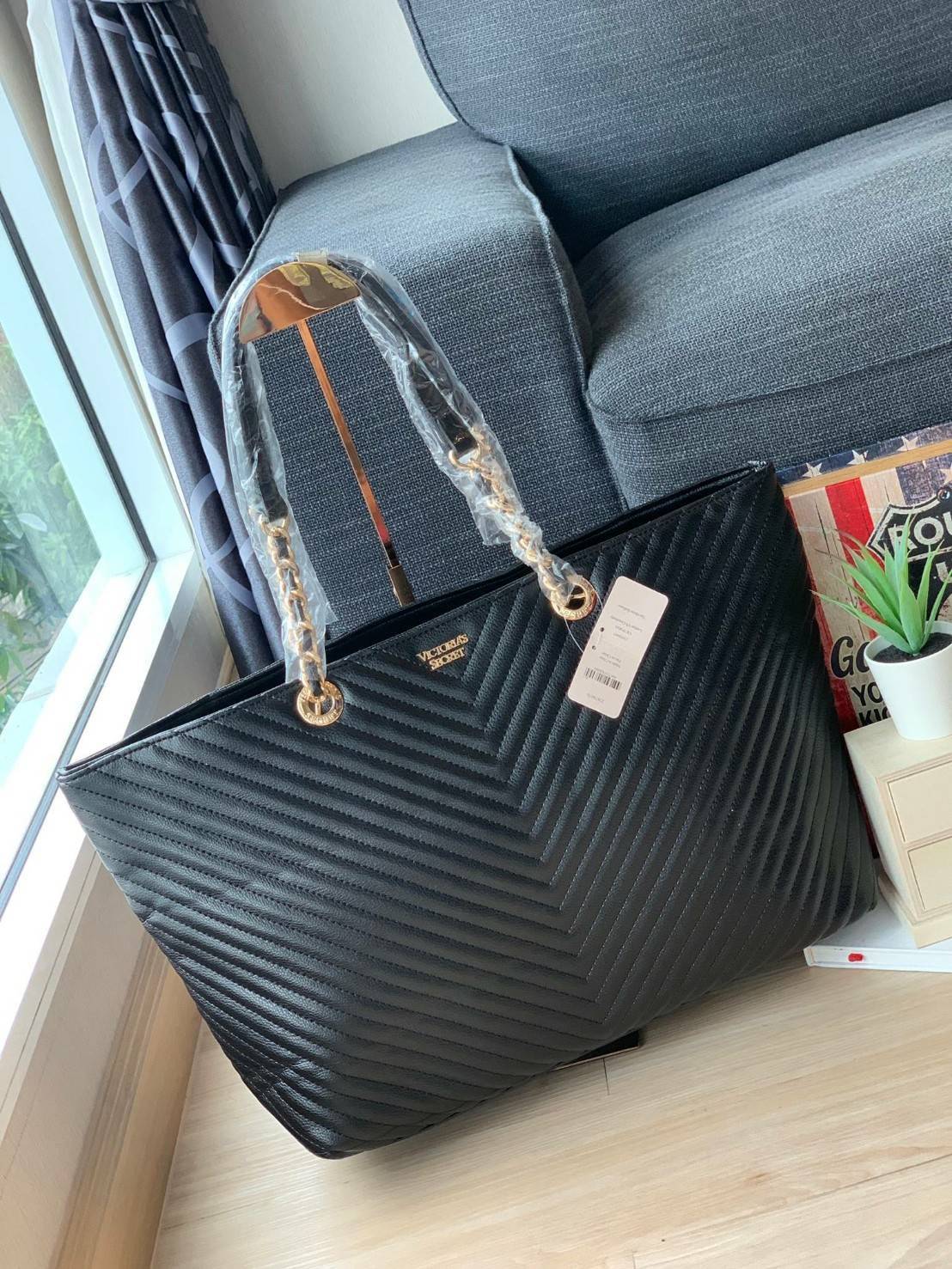 Victoria’s Secret Quileted Tote Bag กระเป๋าถือหรือสะพายลายหนังแกะสังเคราะห์อยู่ทรงสวย ดีไซน์ลายริ้วเป็นตัววี ด้านหน้าประดับด้วยโลโก้อะไหล่ทอง เปิดปิดด้วยซิปเดียว ภายในมีช่องโล่งและช่องเล็กไว้แบ่งเก็บของ ใส่หนังสือ เอกสาร A4 Notebook ipad กระเป๋าสตางค์ ของ