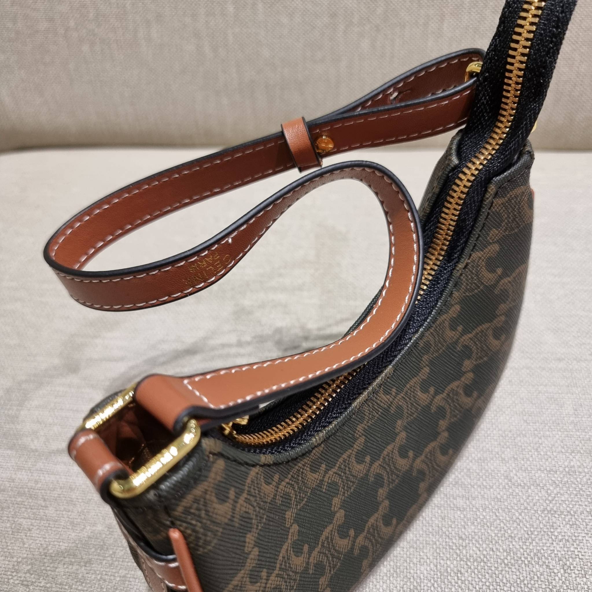 CELINE MINI AVA IN TRIOMPHE CANVAS AND CALFSKIN สวยเกินต้านกับน้องมินิ รุ่นสุดปัง ที่ใครเห็นก็ต้องว้าว กับกระเป๋าสะพายไหล่ ไซส์มินิ น้องน่ารักม้ากกก!! ไม่ไหว!! รูปทรงที่ไม่เหมือนใคร ใช้งานง่าย วัสดุหนังแคนวาสตัดสลับหนังแท้ สวยลงตัว รูดเปิด-ปิดด้วยซิป สายส