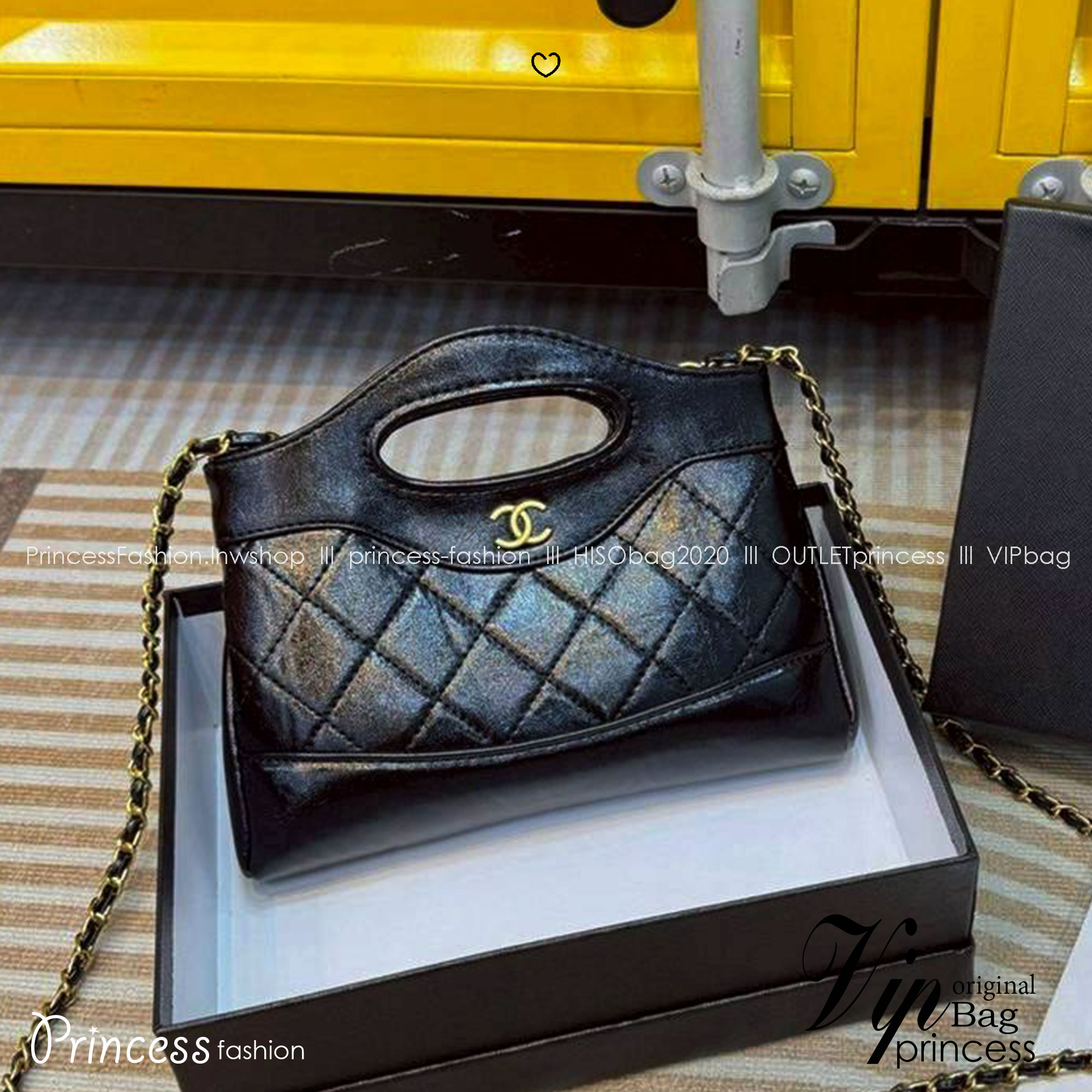 Chanel 31 Mini Shopping Bag กระเป๋าสะพายพร้อมหูจับในตัวทรงสวยมาก ขนาดกำลังดี ปุ๊กปิ๊กน่ารัก ใช้งานสะดวก แมทชุดง่าย ทุกลุค ทุกสไตล์ เป็นไอเท็มสวยรับทรัพย์ก่อนปีใหม่ได้เลย